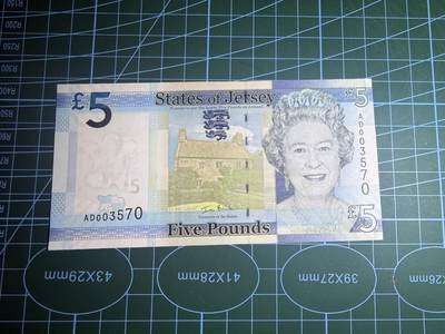 【炜奕收藏】，第五十八期，英属第三场 - 2010年泽西岛5镑，UNC品相，首发冠千位号无4