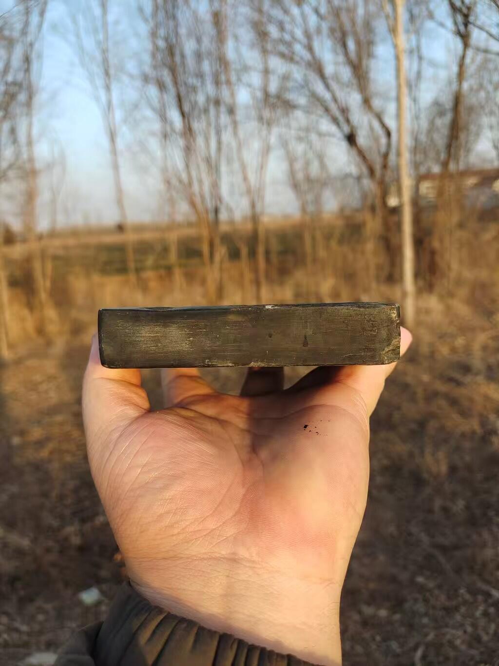 清代老石砚台，双池设计，雕刻图案，石质厚重，整体厚重感强。尺寸具体见图。老物件，有正常使用痕迹，边角有磕碰，品相看看图，所见即所得