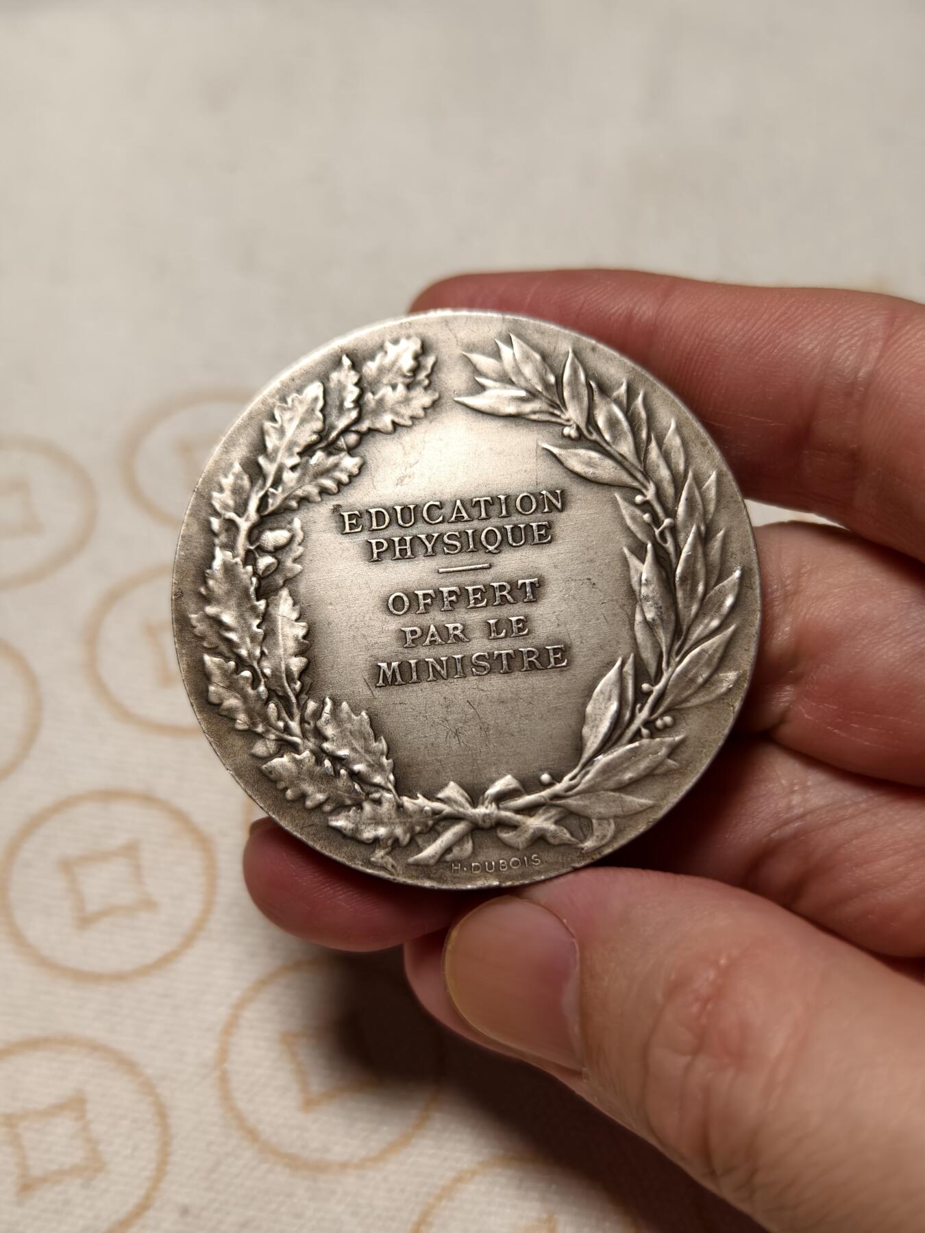 抚柳草堂-第十一期章牌钱币  奖章勋章限时免佣 满百包邮 放漏专场 19世纪末-20世纪初法国体育教育委员会镀银大铜章  大师莫隆作品 直径50mm  重量59.5g