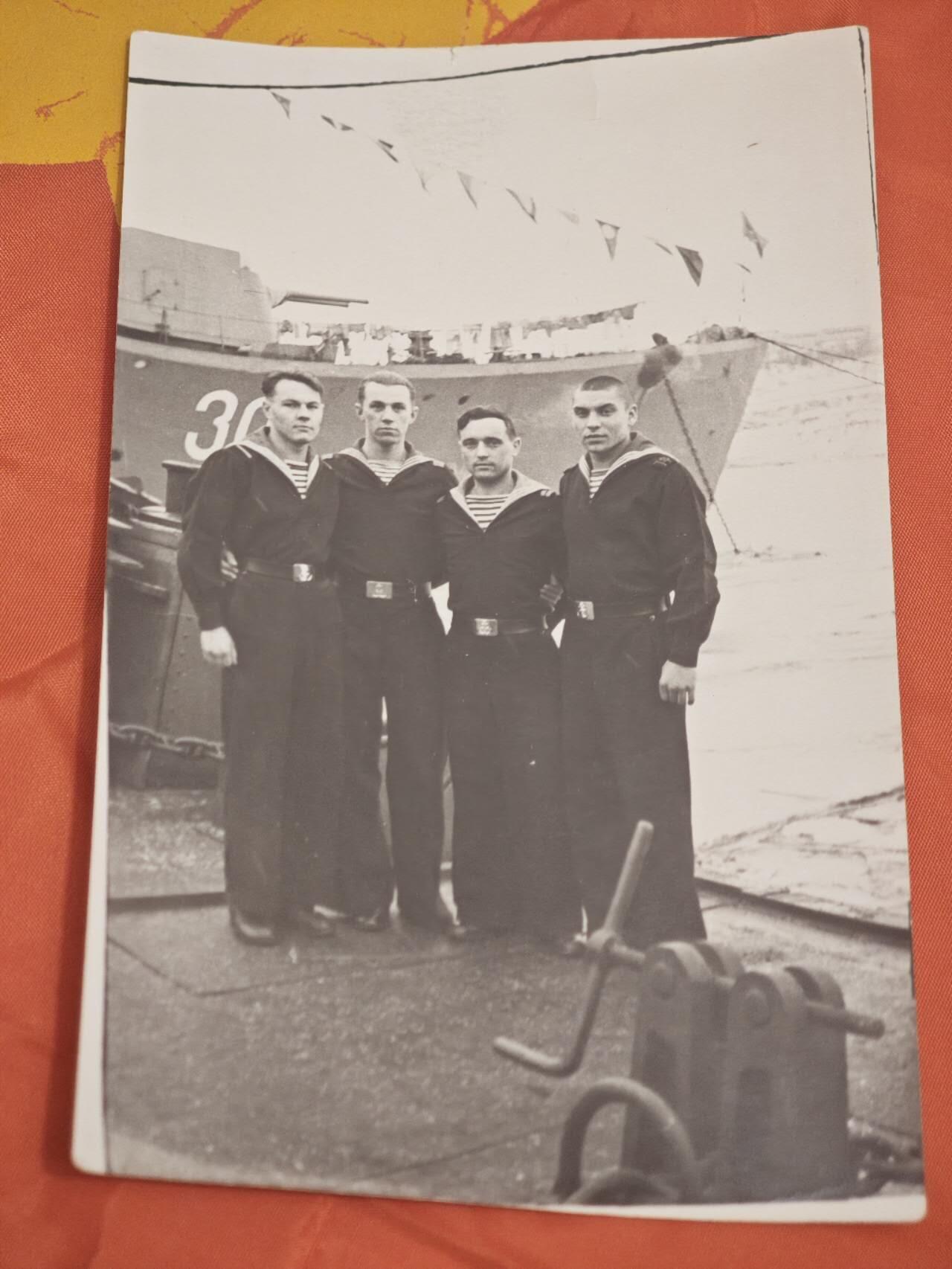 橙子收藏第二期 【冷战时期苏联海军影像】1955年苏维埃茨克基地水兵合影老照片