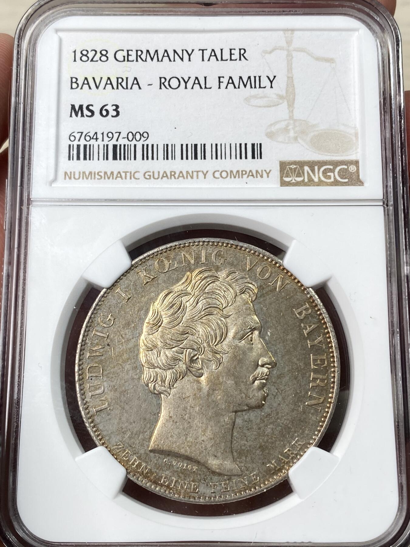 万国钱币拍卖第060期（万国六十期纪念大拍） NGC MS63 1828年巴伐利亚路德维希一世皇室全家福历史大泰勒 在路一最小儿子出生后 为祈祷整个皇室幸福安康 路德维希一世敕令发行此枚历史泰勒 皇室成员头像上方铭文意为“上天的祝福”著名的沙俄家族卢布便是以此为蓝本设计 双面香槟金彩收藏级品质