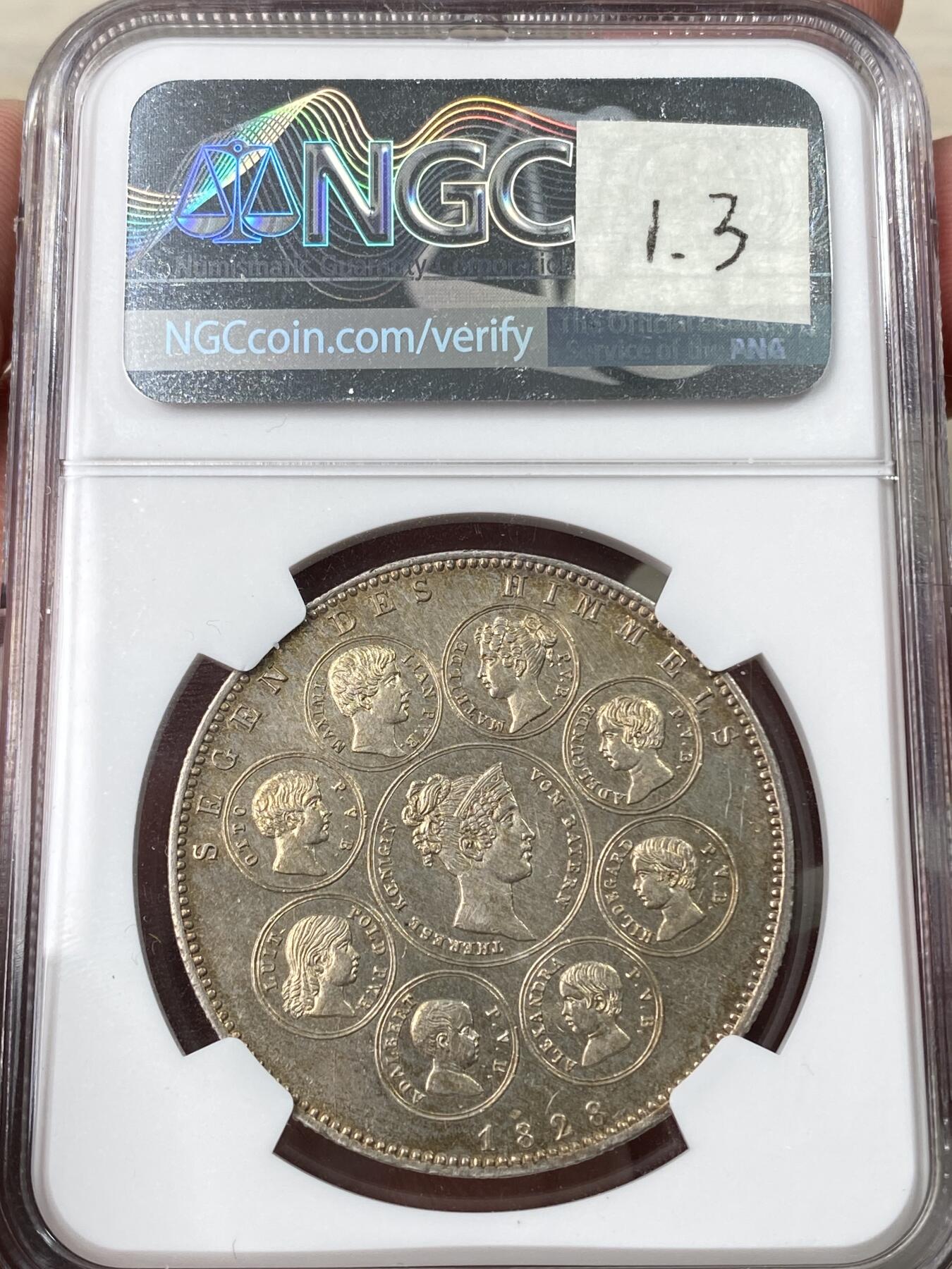 万国钱币拍卖第060期（万国六十期纪念大拍） NGC MS63 1828年巴伐利亚路德维希一世皇室全家福历史大泰勒 在路一最小儿子出生后 为祈祷整个皇室幸福安康 路德维希一世敕令发行此枚历史泰勒 皇室成员头像上方铭文意为“上天的祝福”著名的沙俄家族卢布便是以此为蓝本设计 双面香槟金彩收藏级品质