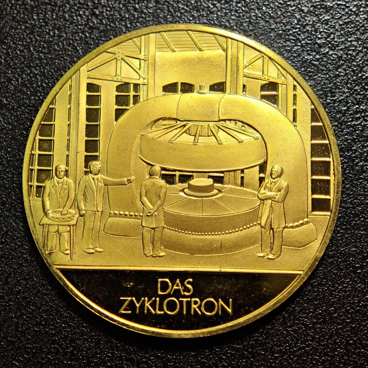 【德藏】世界币章拍卖第163期（拍品征集中~欢迎藏友联系） 现代 德国人类重大发明-回旋加速器镀金纪念银章 镜面质感极强 925银 直径约：38.5mm；重约：20g