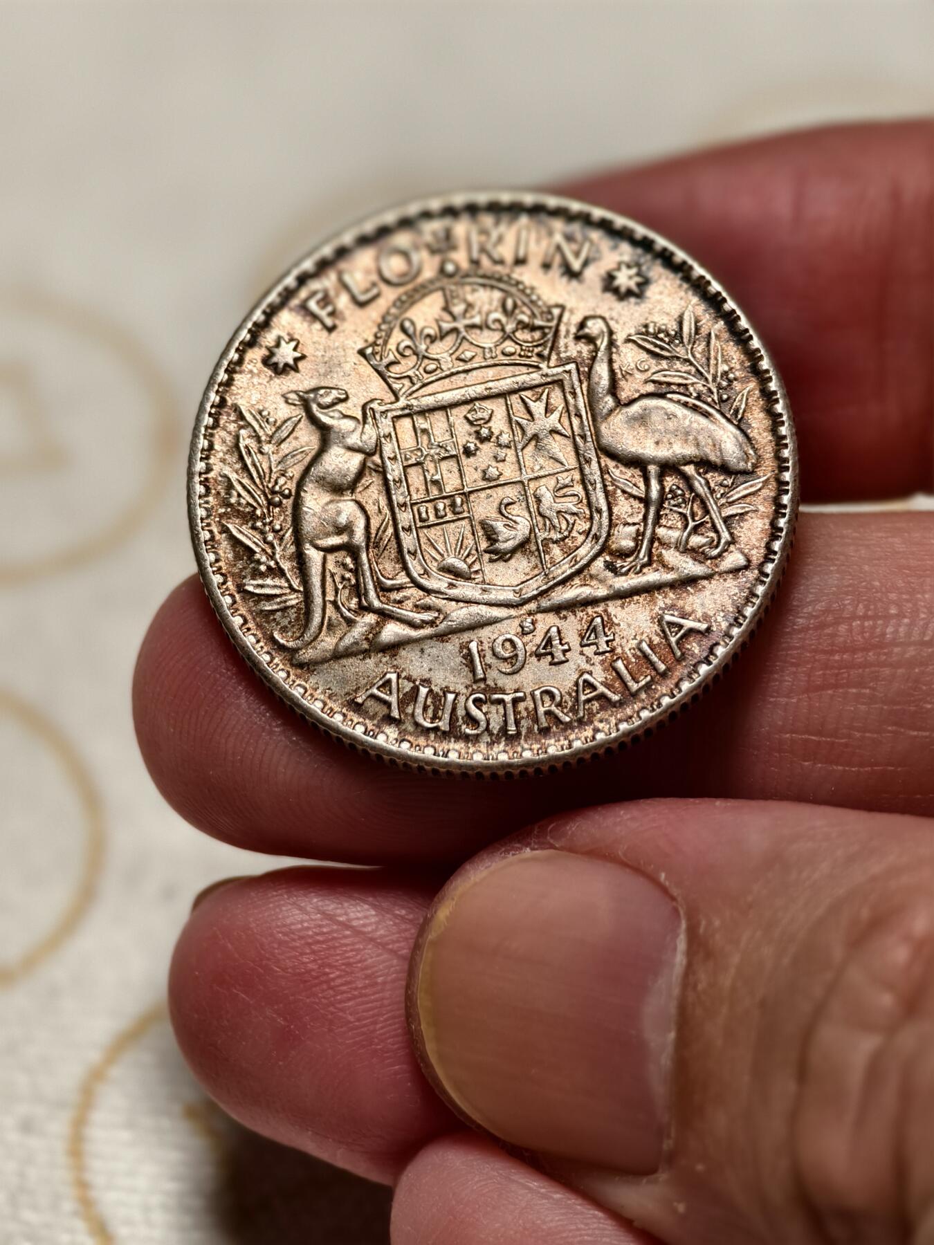 抚柳草堂-第十一期章牌钱币  奖章勋章限时免佣 满百包邮 放漏专场 1944澳大利亚乔治六世1弗洛林银币 高银年份 11.4克 925银 好品带彩