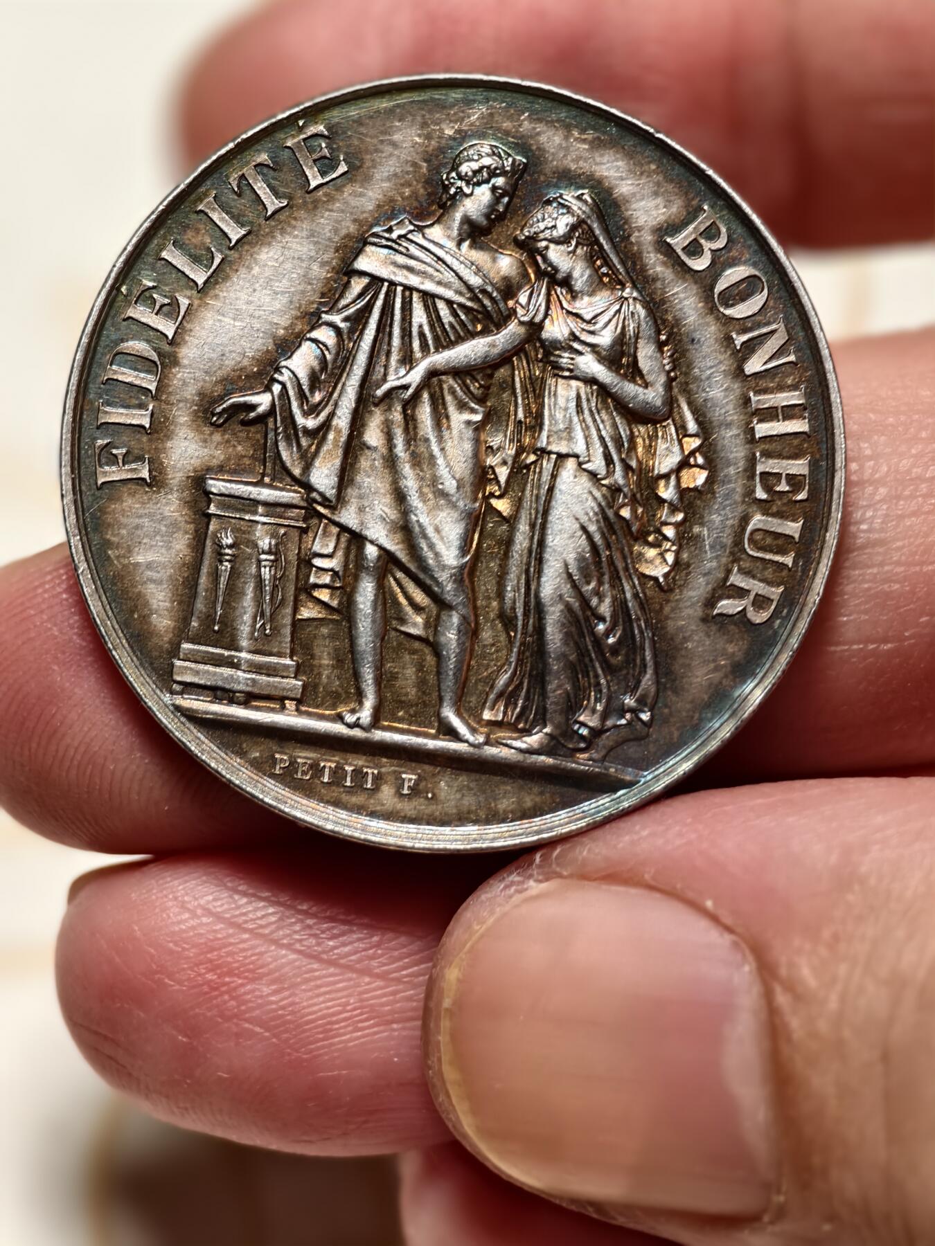 抚柳草堂-第十一期章牌钱币  奖章勋章限时免佣 满百包邮 放漏专场 19世纪法国婚姻与爱情纪念银章 950银重16.1克 直径32mm 丰饶角银标 手刻花押加五彩光 美上加美