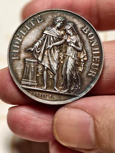 抚柳草堂-第十一期章牌钱币  奖章勋章限时免佣 满百包邮 放漏专场 - 19世纪法国婚姻与爱情纪念银章 950银重16.1克 直径32mm 丰饶角银标 手刻花押加五彩光 美上加美