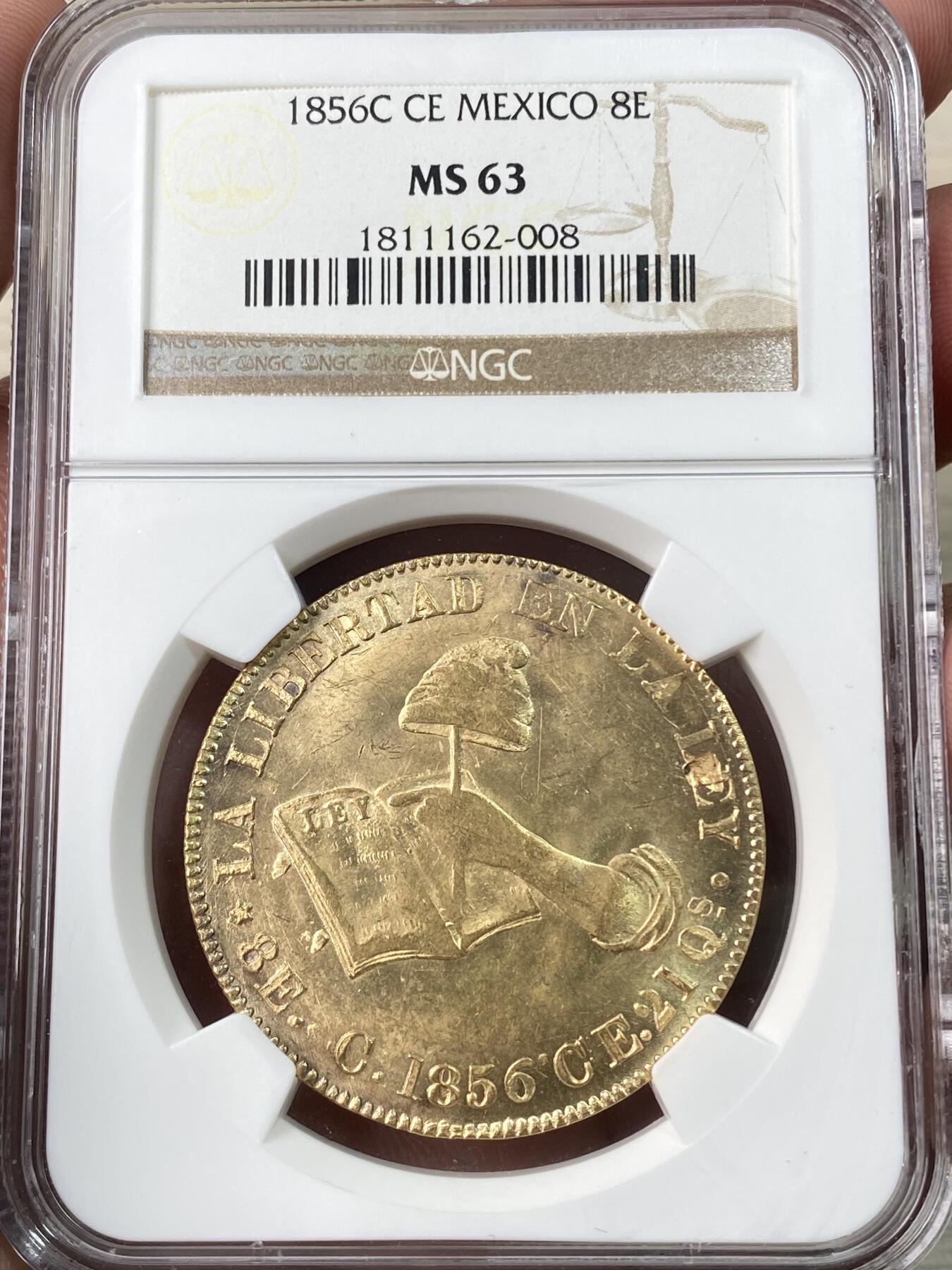 万国钱币拍卖第060期（万国六十期纪念大拍） NGC MS63 1856C CE墨西哥金鹰8埃斯库多大金币 库利亚坎造币厂铸造 墨西哥鹰金质化后的观感令人爱不释手 极其经典的手持自由帽与宪法设计 原始黄金丝绸转光 极其优异的打制 鹰羽根根可数 NGC老盒顶级典藏状态