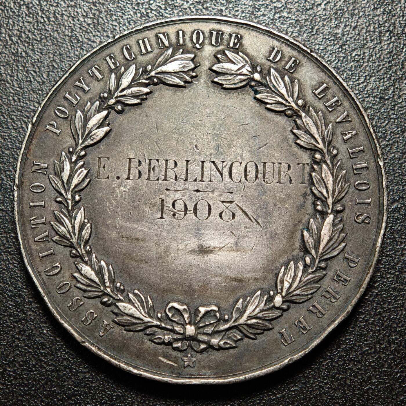 【德藏】世界币章拍卖第163期（拍品征集中~欢迎藏友联系） 1908年 法兰西勒瓦卢瓦-佩雷理工协会自由、平等、博爱大银章 正面是头戴光芒四射的冠冕、手持麦穗与橄榄枝的‌玛丽安娜站立形象和两位小天使，背面是背面是橄榄枝交叉形成的花环和文字，少见品种 直径约：50.8mm；重约：60.5g