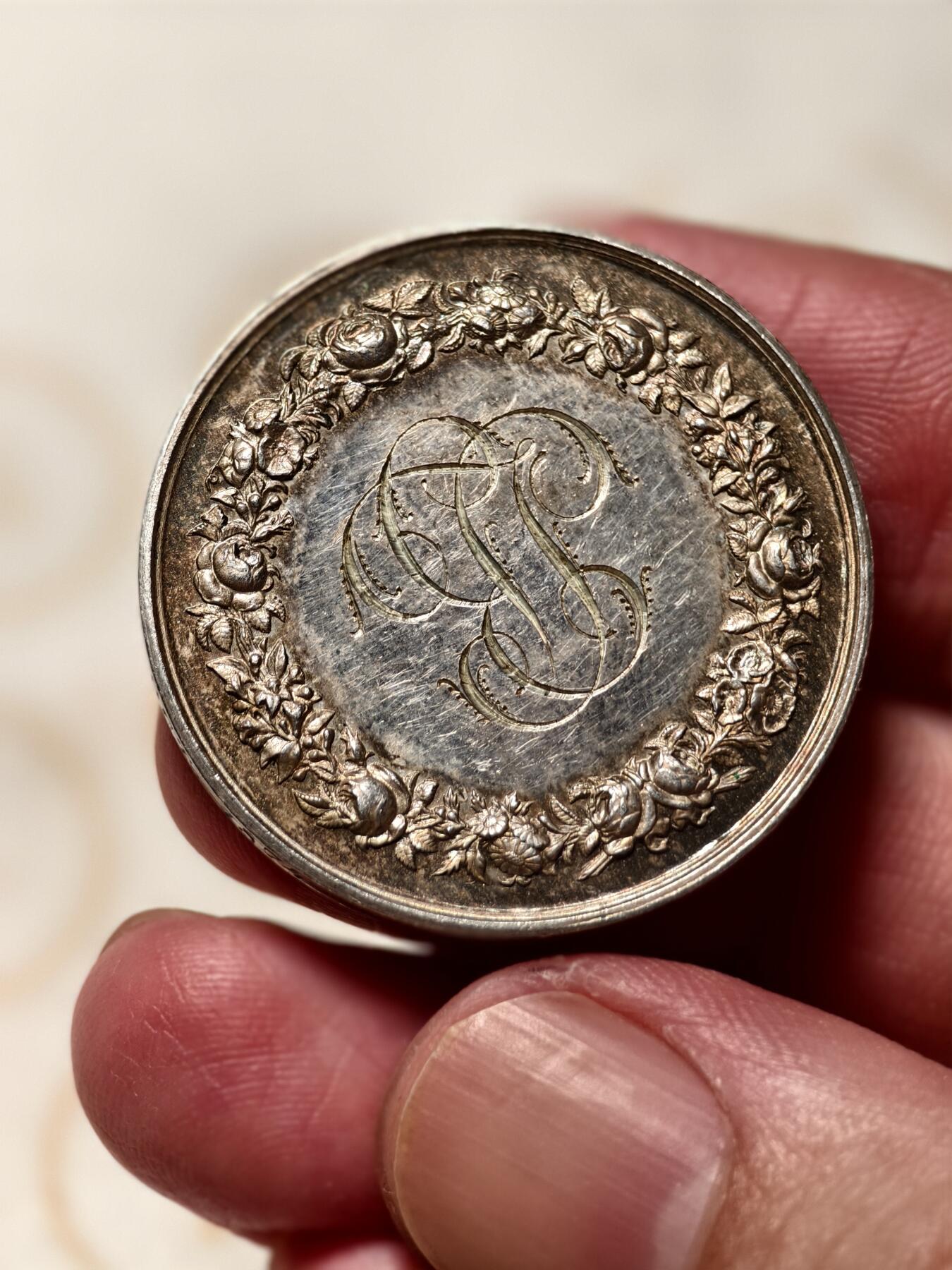 抚柳草堂-第十一期章牌钱币  奖章勋章限时免佣 满百包邮 放漏专场 1874法国婚姻与爱情纪念银章 蜜蜂边铭 950高银重14.5g淡彩包浆手刻花押 难得好品