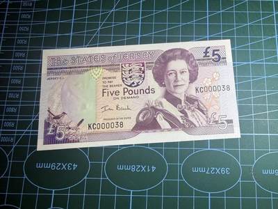 【炜奕收藏】，第五十八期，英属第三场 - 2000年泽西岛5镑，UNC品相，号码无47十位小号