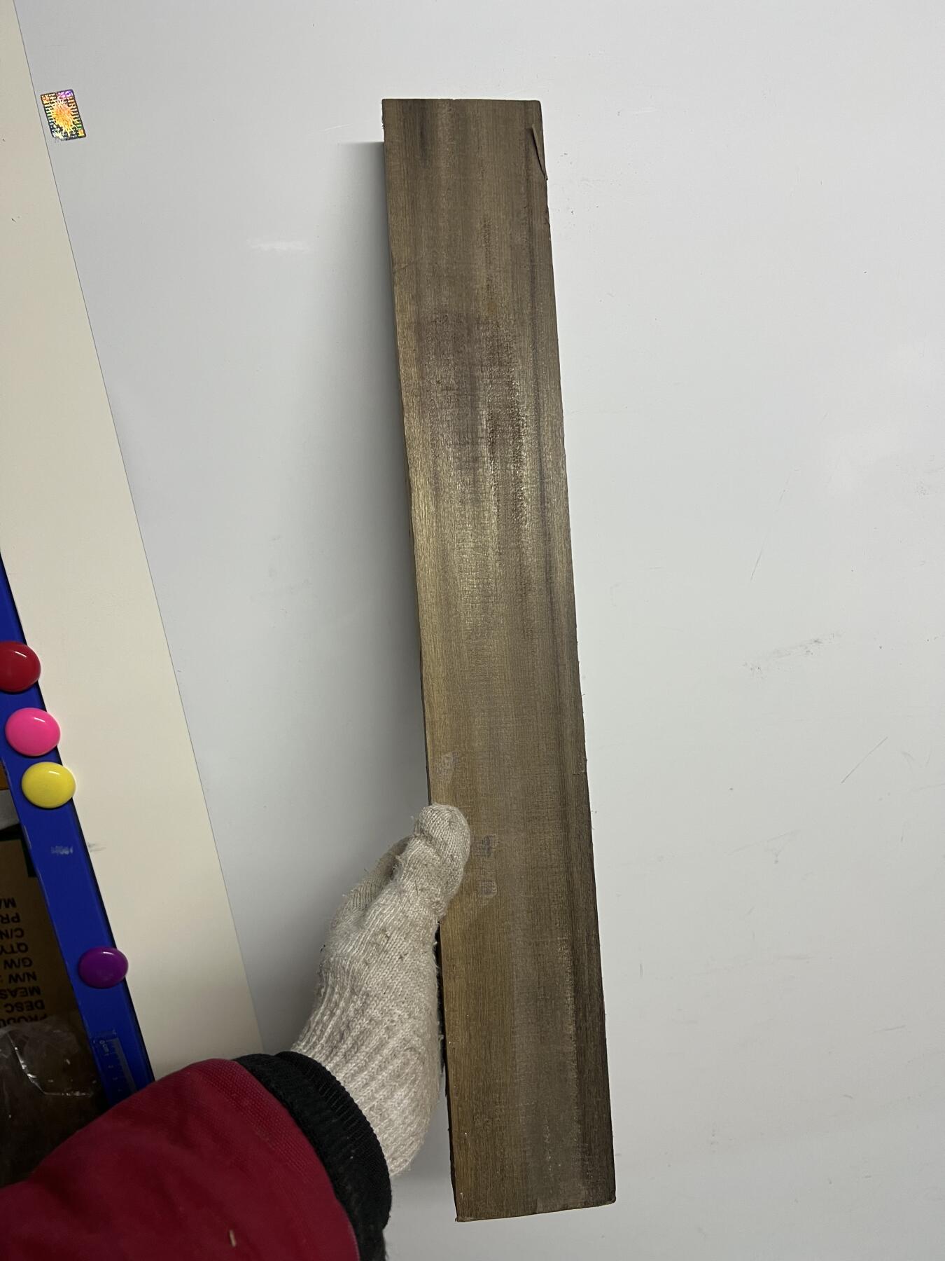 零元拍：NO.15 乌木金丝楠 可做镇尺 切牌子，无需打磨就已经金光闪闪。满金丝药香，尺寸约：49.5/7/3.5厚CM。