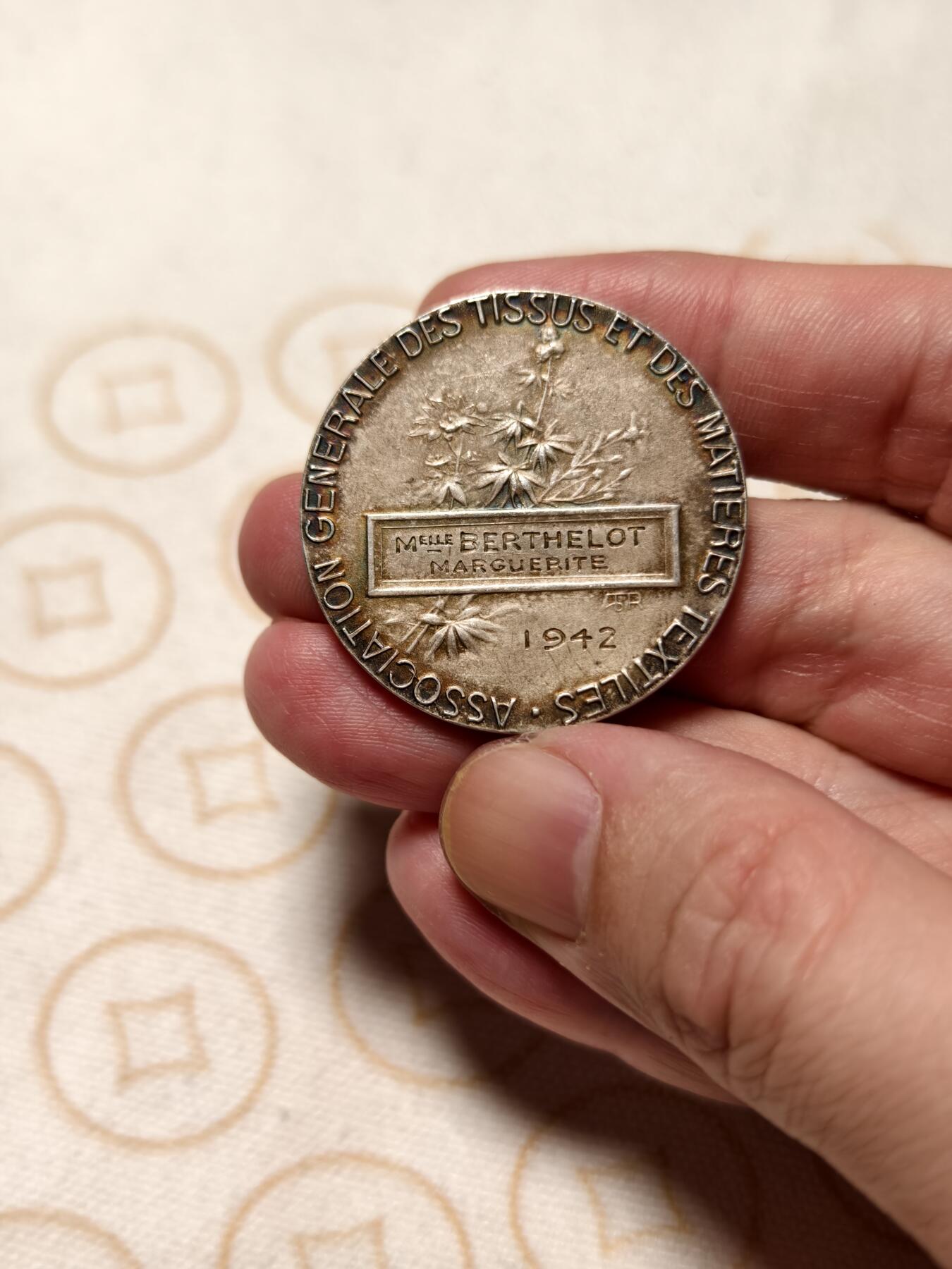 抚柳草堂-第十一期章牌钱币  奖章勋章限时免佣 满百包邮 放漏专场 1942法国纺织协会镀银大铜章   直径36mm   重量21.3g 品相不错