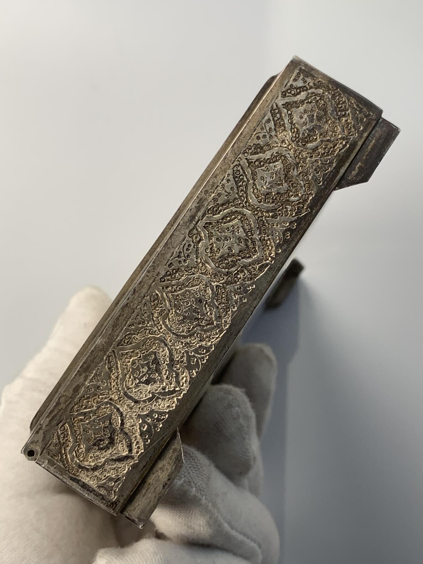 掌中浮雕-藏着的欧洲第051场 伊斯兰满工银盒，16 X 10厘米，高2.80厘米，重376.50克， 表面全手工打制伊斯兰色彩图案,（背面、一个下面角上带银戳）