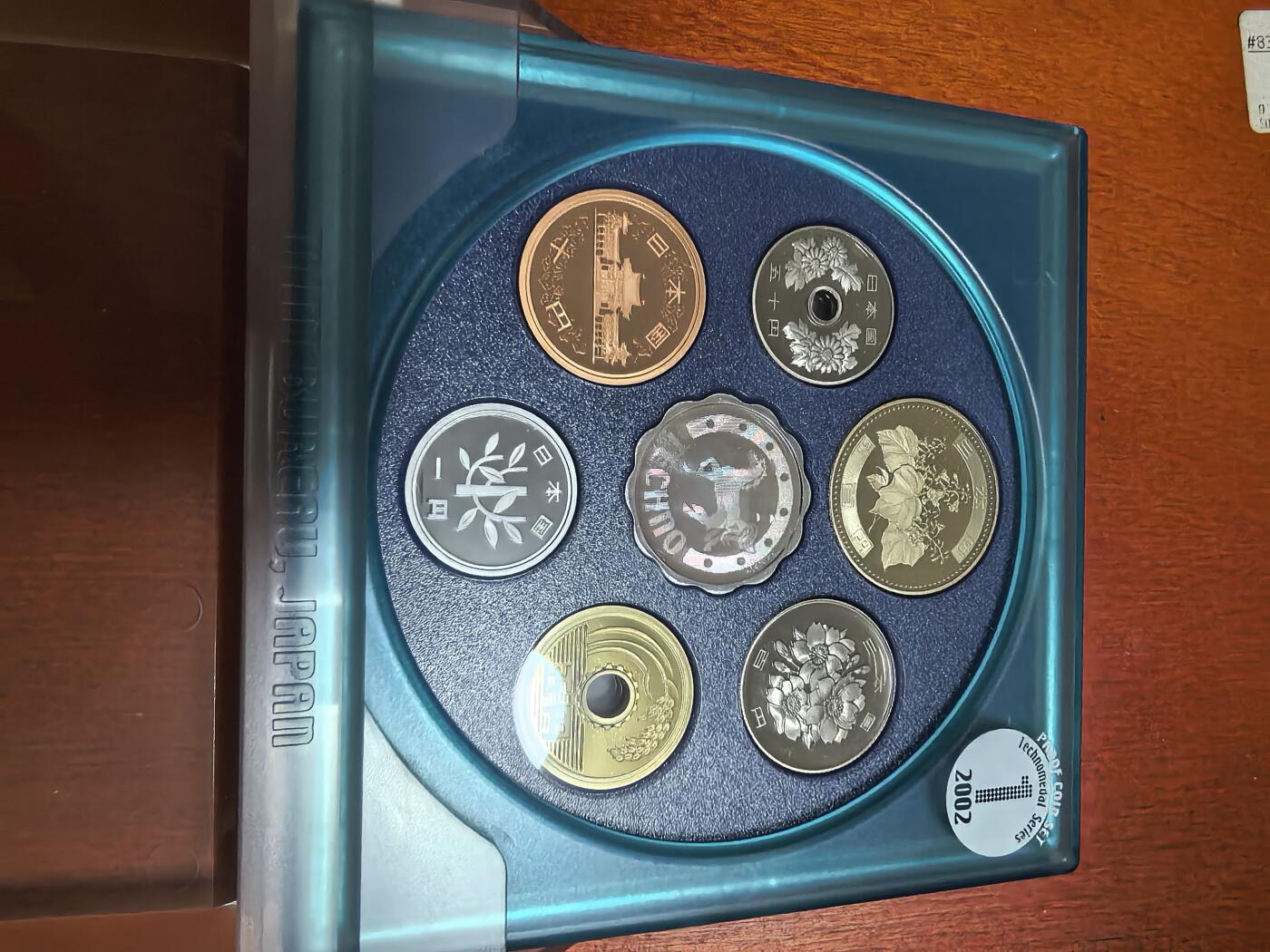 长老汇蛇年精选第九十七场拍卖 2002日本科技系列之一6枚精制币套装小方盒，含银质梅花形银章1枚，难得带外纸盒