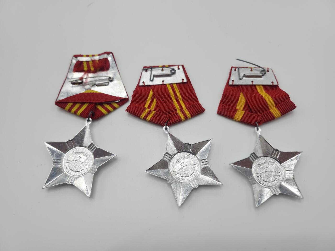 南水社首场拍卖 越南一二三级光荣战士奖章铝制版本 一二级为软挂 三级为硬挂