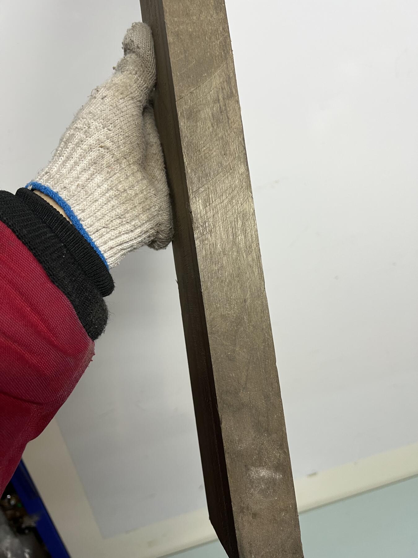 零元拍：NO.15 乌木金丝楠 可做镇尺 切牌子，无需打磨就已经金光闪闪。满金丝药香，尺寸约：49.5/7/3.5厚CM。