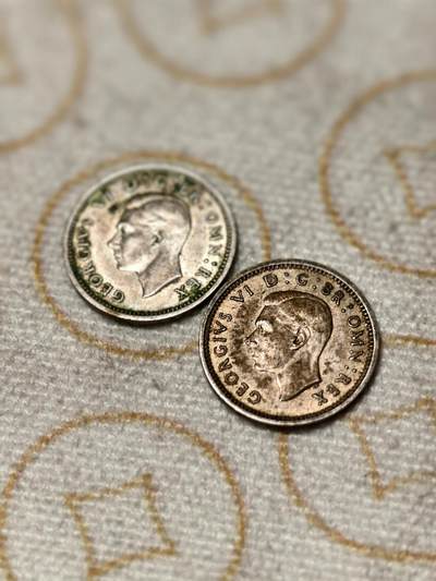 抚柳草堂-第十一期章牌钱币  奖章勋章限时免佣 满百包邮 放漏专场 - 1937 1941乔治六世3便士银币两枚  品相很不错 重3g