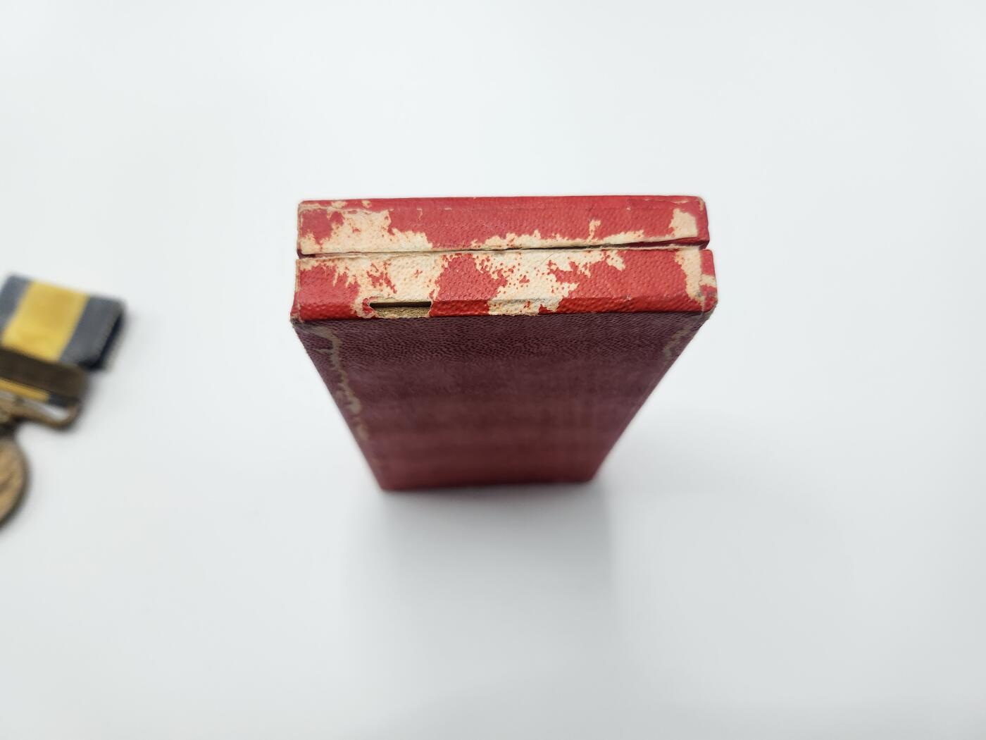 南水社首场拍卖 国境事变从军记章（诺门坎）。绶带上部有褪色痕迹，盒子有部分脱皮，章体品相如图。