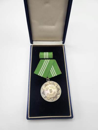 南水社首场拍卖 - 民主德国内政部银级武装力量忠诚服役10年奖章,盒略齐全完好，章体上挂别针有瑕