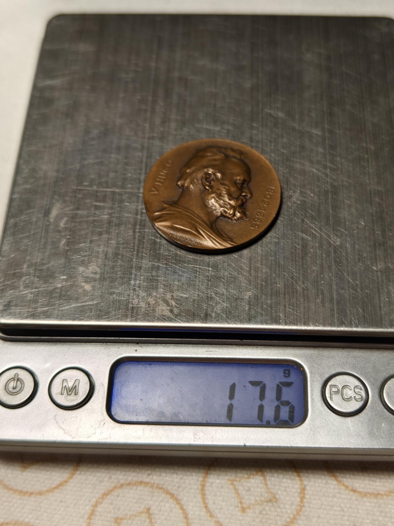 抚柳草堂-第十一期章牌钱币  奖章勋章限时免佣 满百包邮 放漏专场 1902法国文豪维克多·雨果诞辰百年大铜章  大师夏普兰作品  直径34mm   重量17.6g