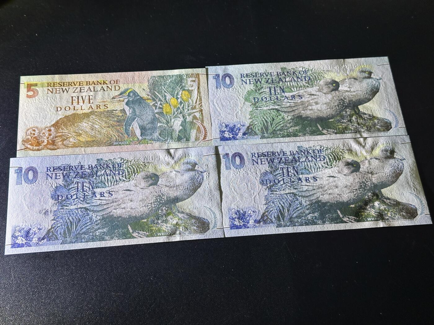 《外钞收藏家》第六百零五期（精选场）（本平台长期征集拍品、欢迎藏友们联系合作） 新西兰5和10元 2张AA冠+1张10元无47尾88+1张10元补号 全新UNC 有一张边上轻微潮