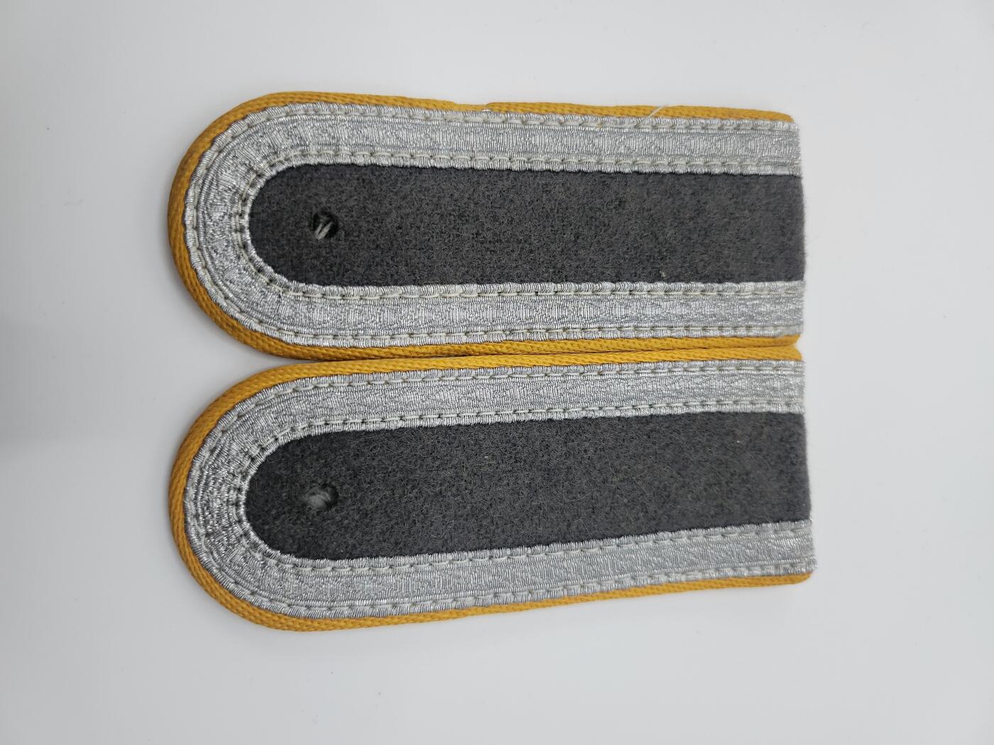 南水社首场拍卖 民主德国人民军士官肩章一副