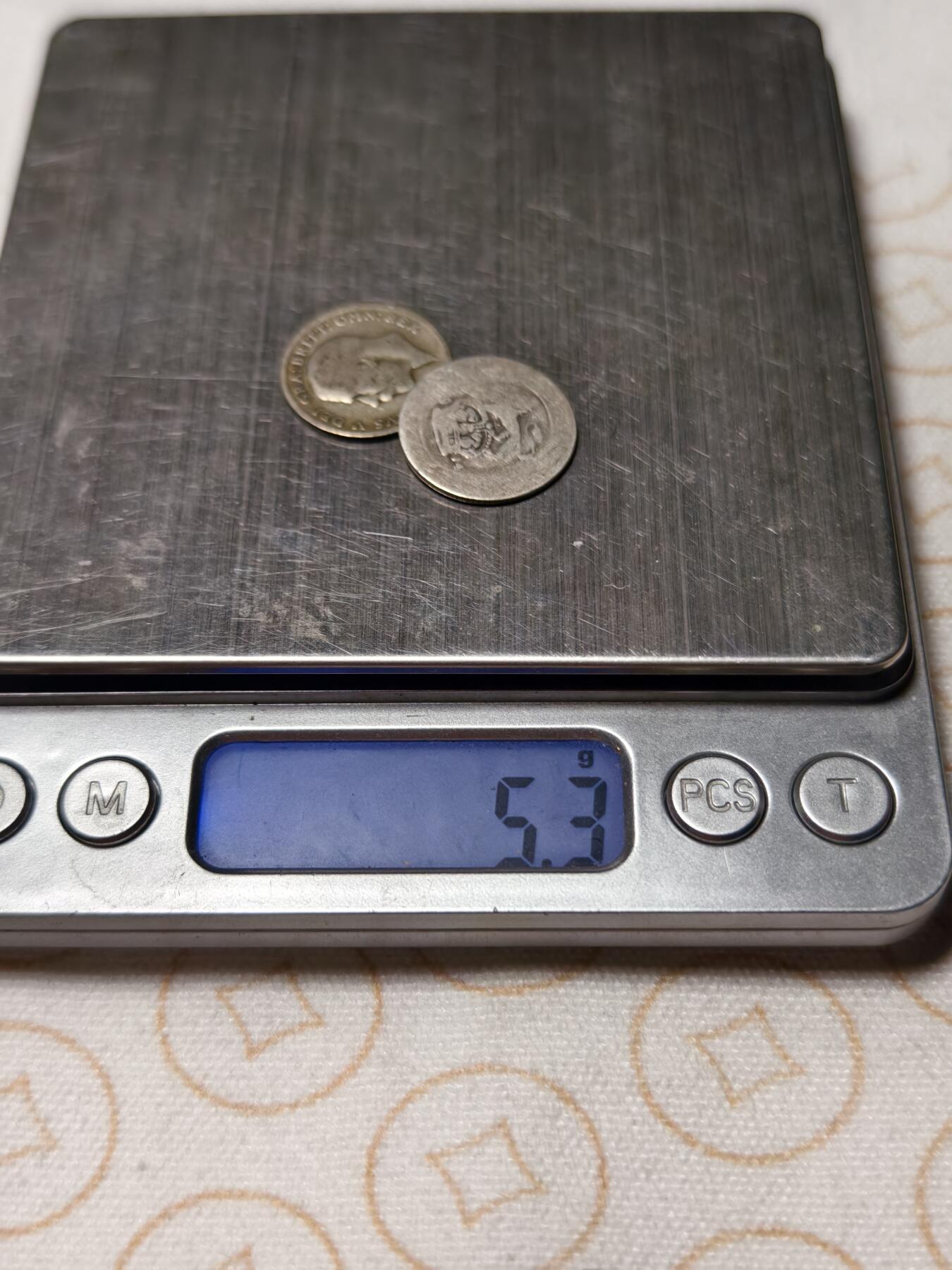 抚柳草堂-第十一期章牌钱币  奖章勋章限时免佣 满百包邮 放漏专场 1914 1921乔治五世6便士银币两枚 1914高银版 流通品相 重5.3g