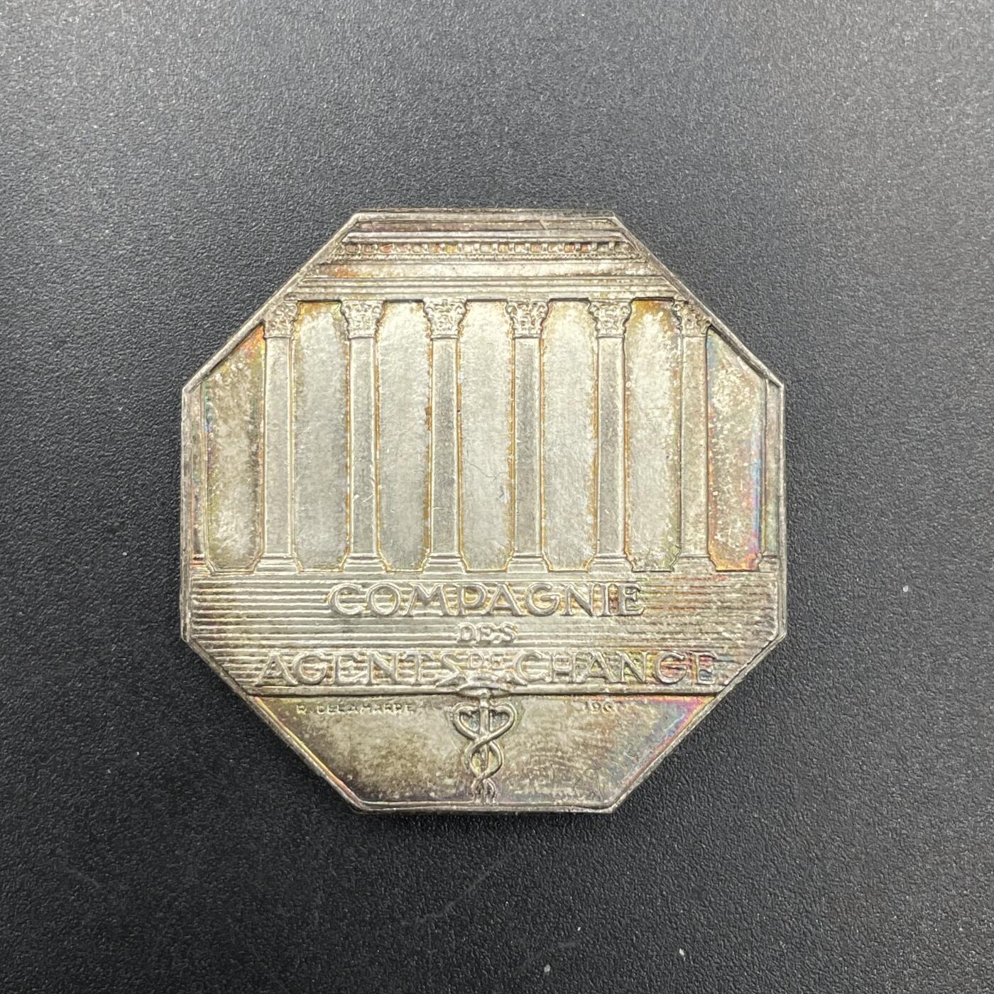 「木头集藏」章牌专场-第67场 法国汇兑代理公司八角银章，直径：32.5 mm，21.5 g，边铭：丰饶角 1 ，彩色氧化，品相很不错。