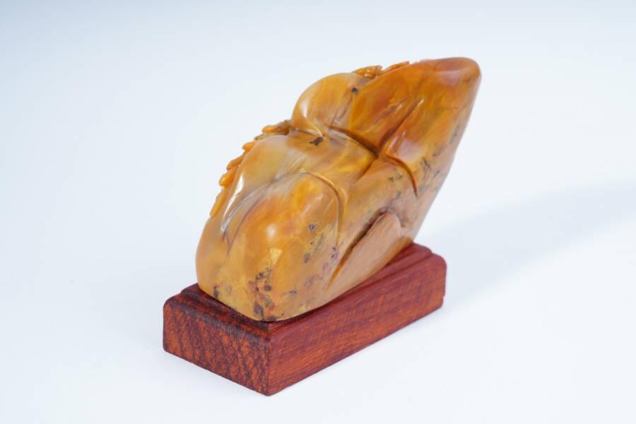 上海都达杂项专场十二（全场包邮】 天然俏色精雕寿山麦芽黄《百鸟之王》摆件连座83-36