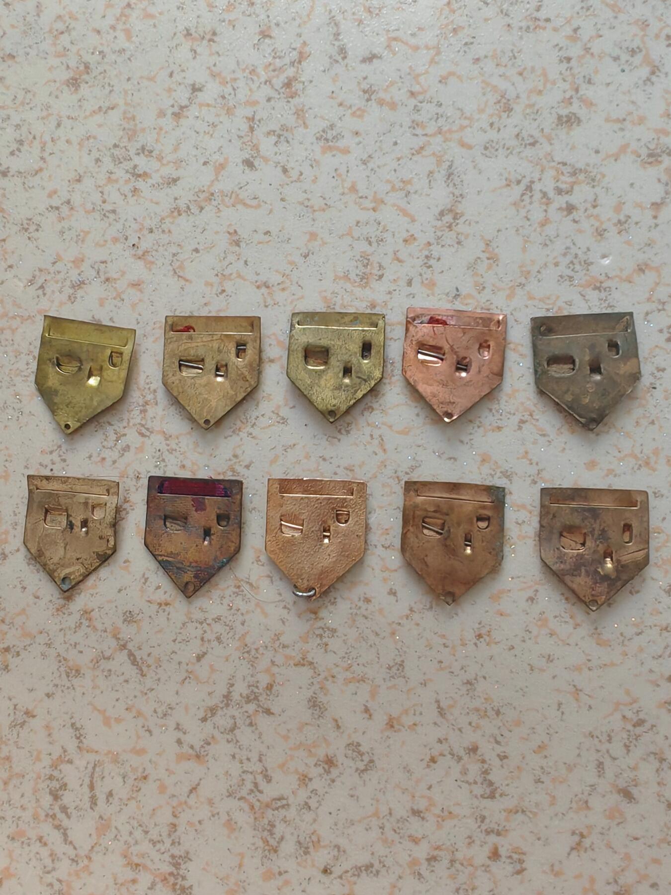 老章上挂铜片10个