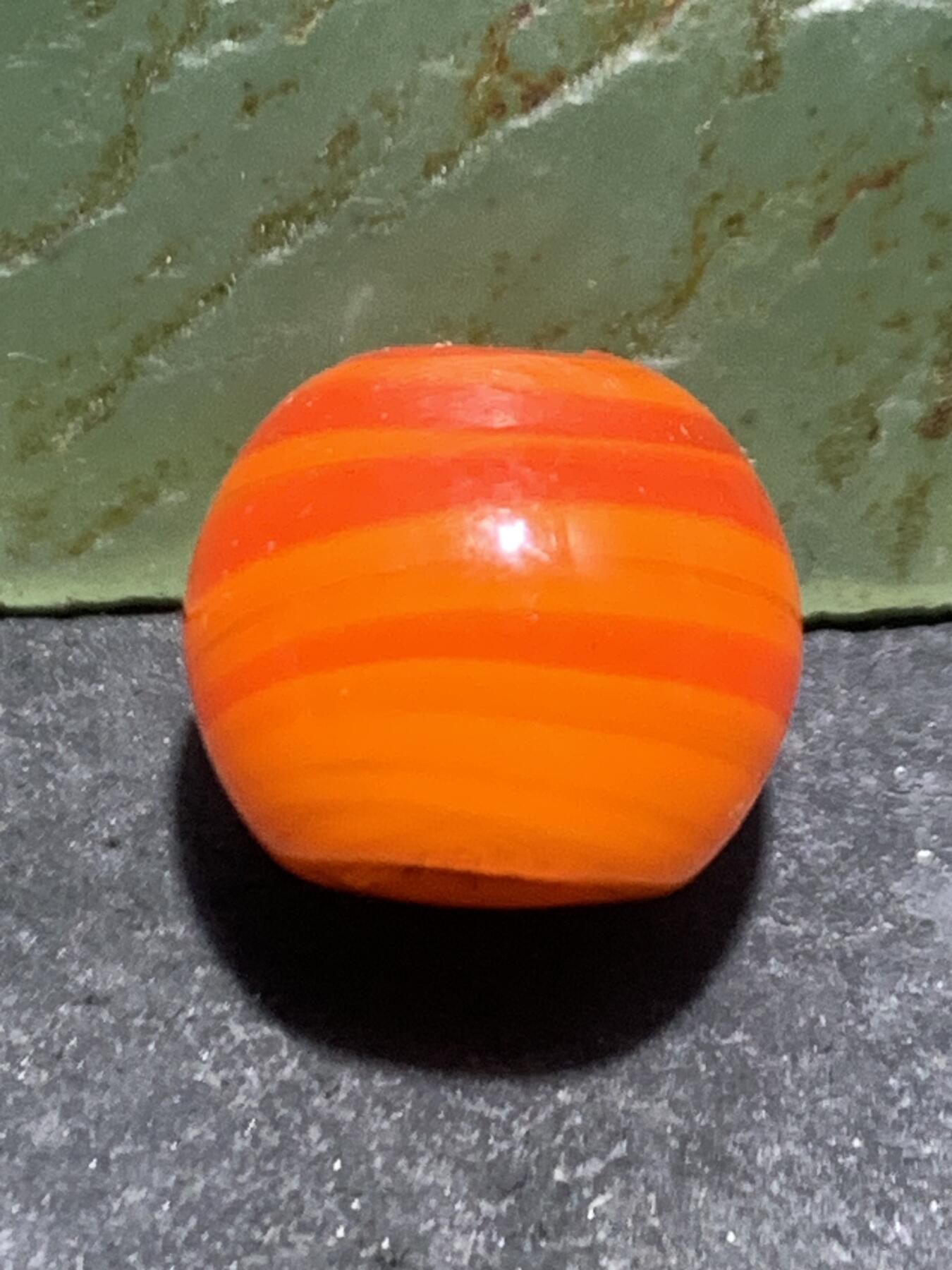 建国前后库存双色搅胎琉璃苹果珠一颗，