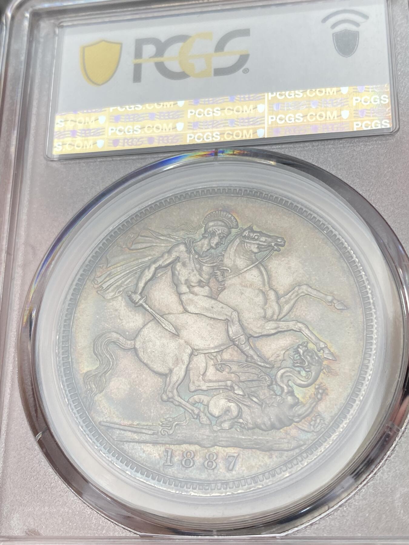 万国钱币拍卖第060期（万国六十期纪念大拍） PCGS MS63 1887英国维多利亚女王高冠马剑克朗 英系经典品种 油润天鹅绒绿五彩极美 打制锋利 状态难得的收藏级品质