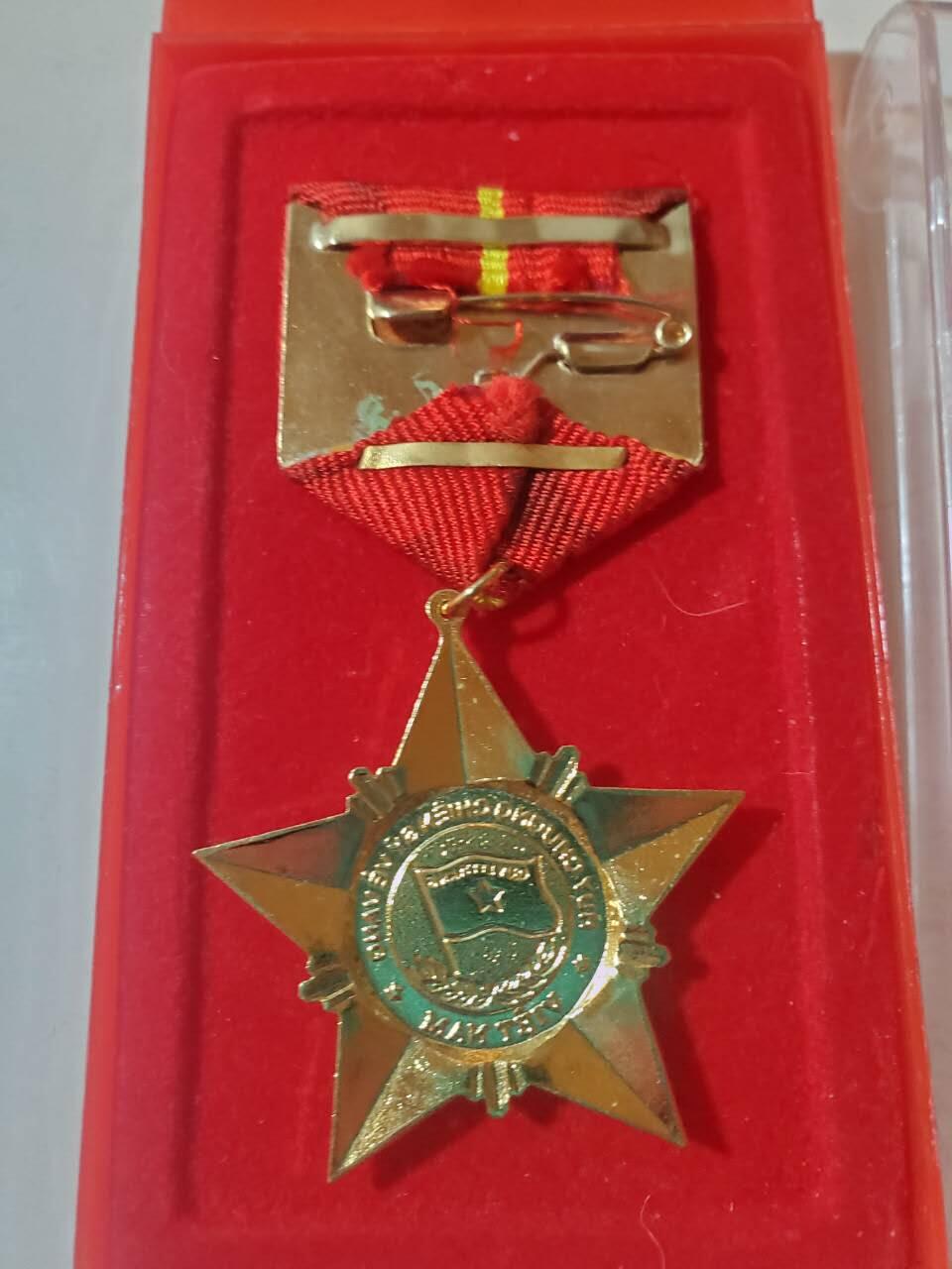 韵星假日军品类拍卖第三十九期暨默多克中校夫妇专场 -- Rimey Holidays Militaria Auction 39 & The Modoks Collection  越南社会主义共和国三级光荣战士奖章 06版本 带原盒铜镀金