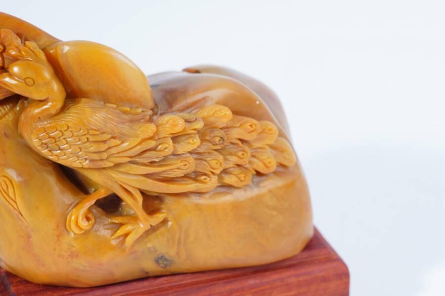 上海都达杂项专场十二（全场包邮】 天然俏色精雕寿山麦芽黄《百鸟之王》摆件连座83-36