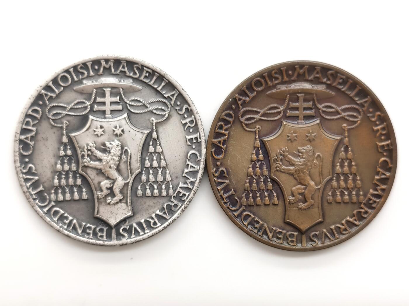 博洋堂世界钱币拍卖第159期（全场包邮） 梵蒂冈1958年教皇位缺纪念套章 大版本纪念章 直径37.8mm，银章重27.1g，铜章重25.6g，作为教皇空位期的过渡产品，发行量稀少，氧化工艺，轻微使用痕迹