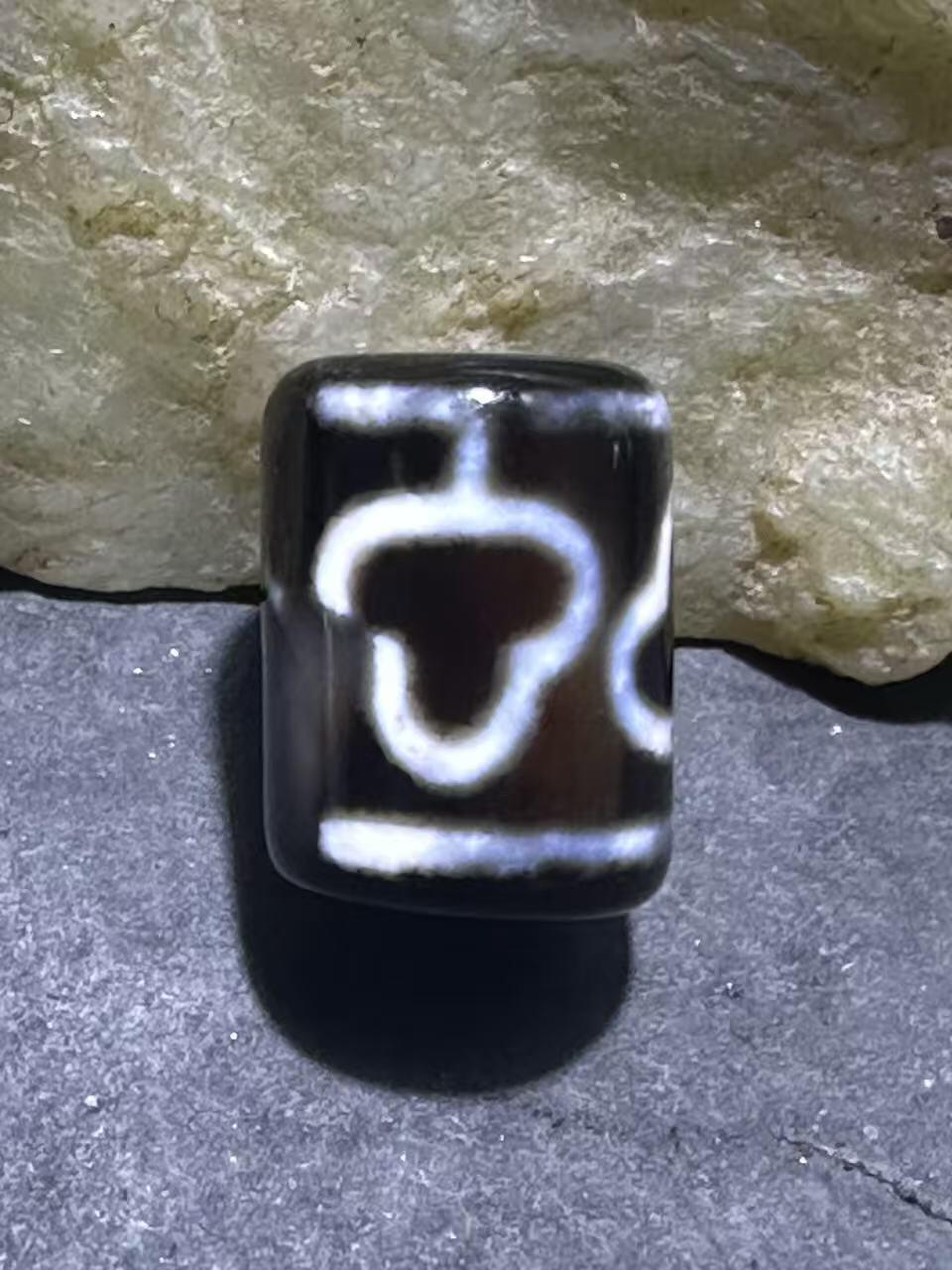 藏传莲花随形天珠一颗