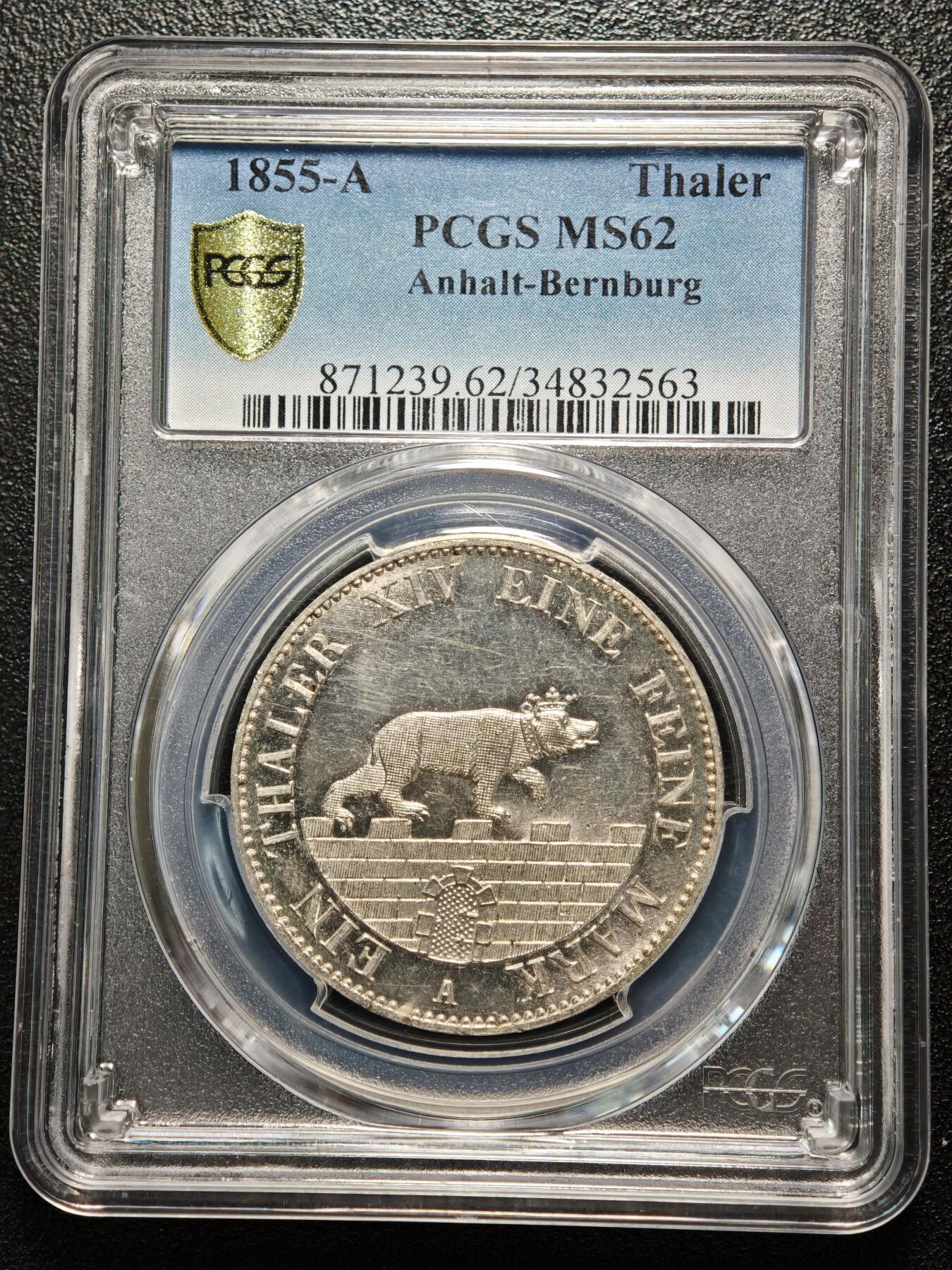 【德藏】世界币章拍卖第163期（拍品征集中~欢迎藏友联系） 1855年 德国安哈尔特-贝恩堡小熊爬墙泰勒银币 发行量2万枚 发行较少年份 PCGS MS62 是目前PCGS的亚军分之一 正面是小熊爬墙的图案，背面是矿业祈福字样。雕工精美，细节清晰，小熊身上的毛发和城墙砖纹等没有磨损，镜面底板，原光效果，值得收藏。