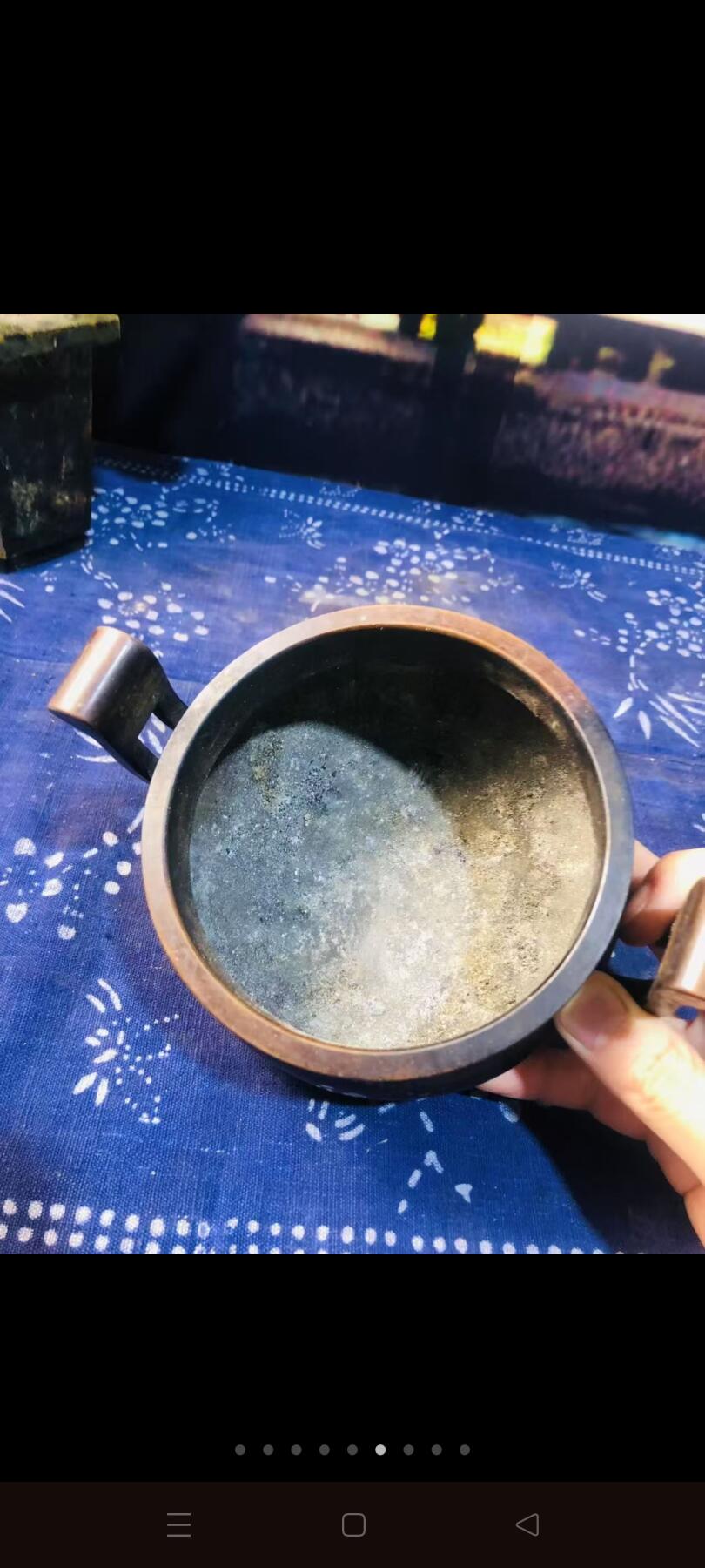 紫铜老香炉。紫铜的，底款宣德年制。四足双耳造型。十分漂亮大气。做工也极其考究。包浆老道。重两三斤。老香炉收藏精品！