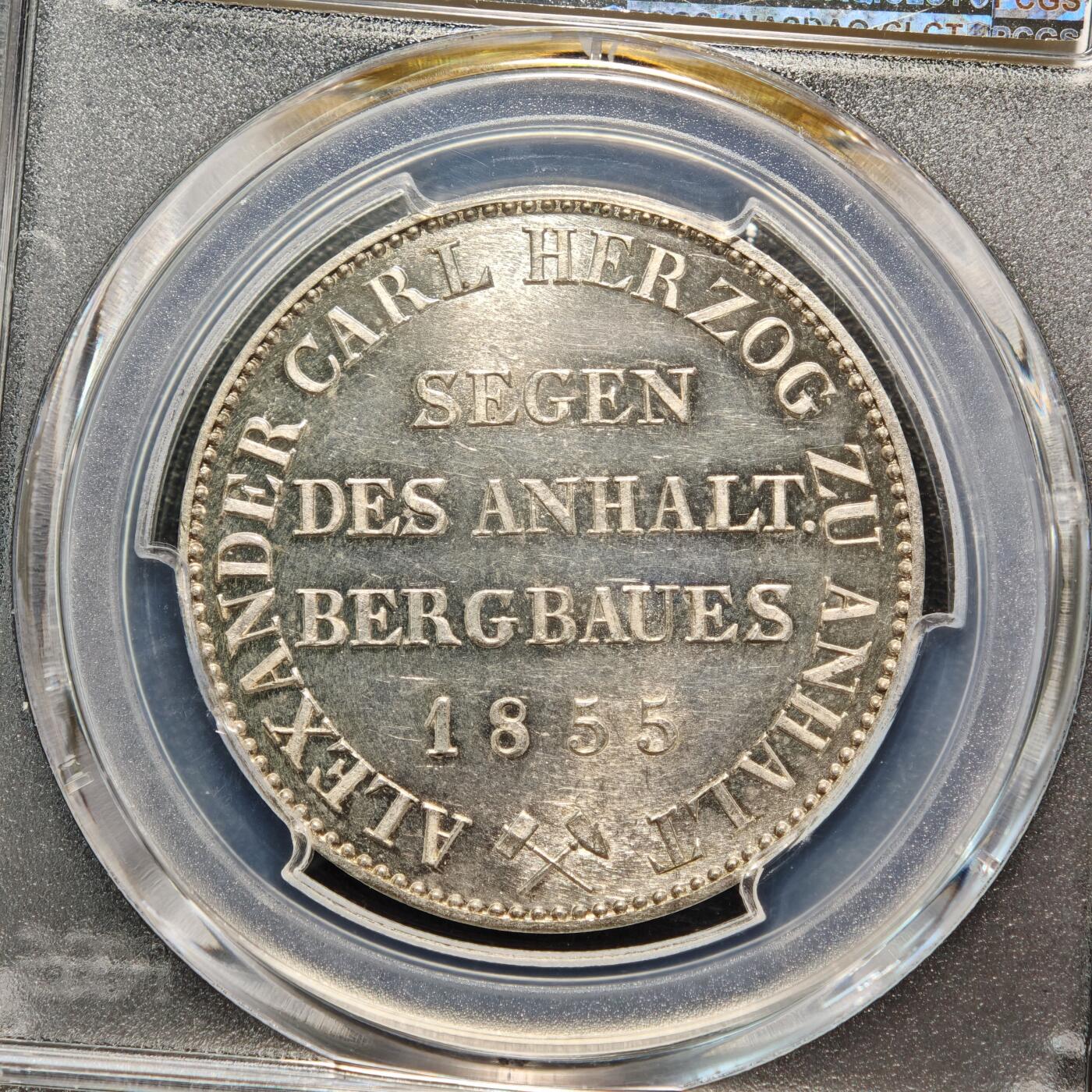 【德藏】世界币章拍卖第163期（拍品征集中~欢迎藏友联系） 1855年 德国安哈尔特-贝恩堡小熊爬墙泰勒银币 发行量2万枚 发行较少年份 PCGS MS62 是目前PCGS的亚军分之一 正面是小熊爬墙的图案，背面是矿业祈福字样。雕工精美，细节清晰，小熊身上的毛发和城墙砖纹等没有磨损，镜面底板，原光效果，值得收藏。