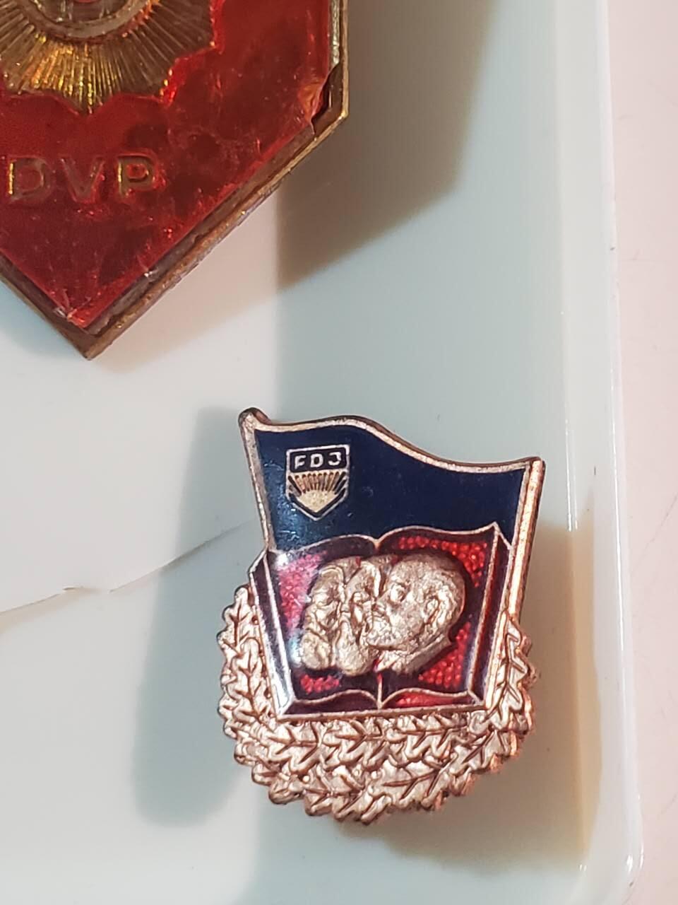 韵星假日军品类拍卖第三十九期暨默多克中校夫妇专场 -- Rimey Holidays Militaria Auction 39 & The Modoks Collection  民主德国内务部协助治安力量证章一枚➕ddr铜级优秀成员证章带原盒 ddr无损