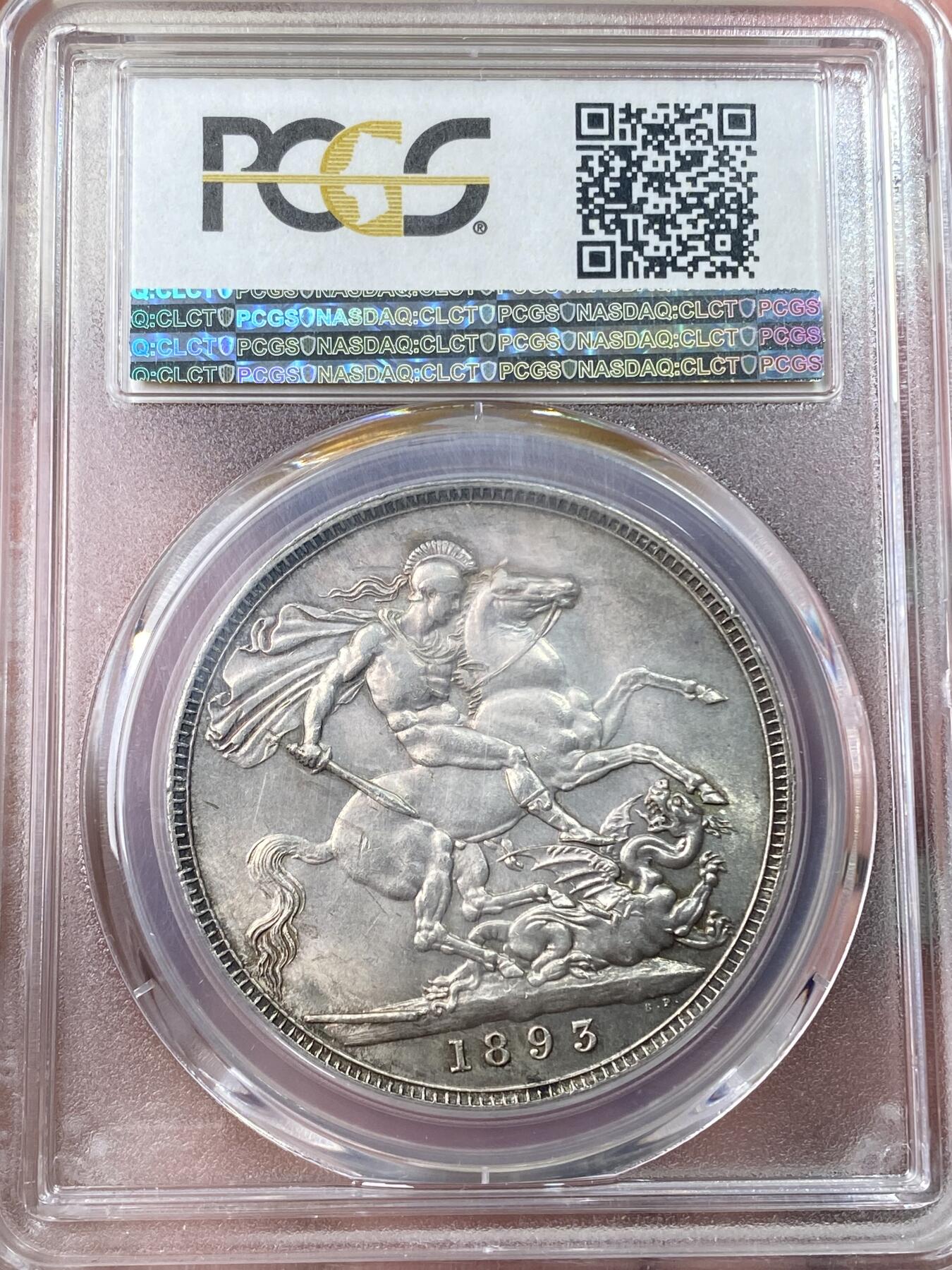 万国钱币拍卖第060期（万国六十期纪念大拍） PCGS MS64 1893年英国维多利亚女皇披纱马剑克朗 丝绸转光底板原味淡彩环绕 一步到位的顶级典藏品质