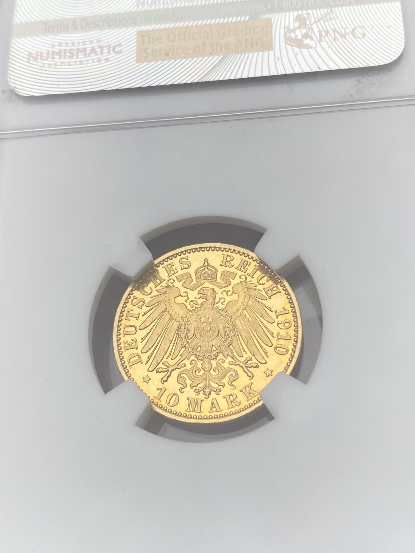 万国钱币拍卖第060期（万国六十期纪念大拍） NGC PF66UC 1910德国吕贝克自由市长翅10马克金币 自由市大名誉品种 吕贝克最大面值马克金币（未发行过20马克）柏林厂铸造 精制极其罕见的存在 深度黝黑镜面底板浮雕喷砂质感  不容错过的一枚GEM级金马克珍品 3.98g 900金