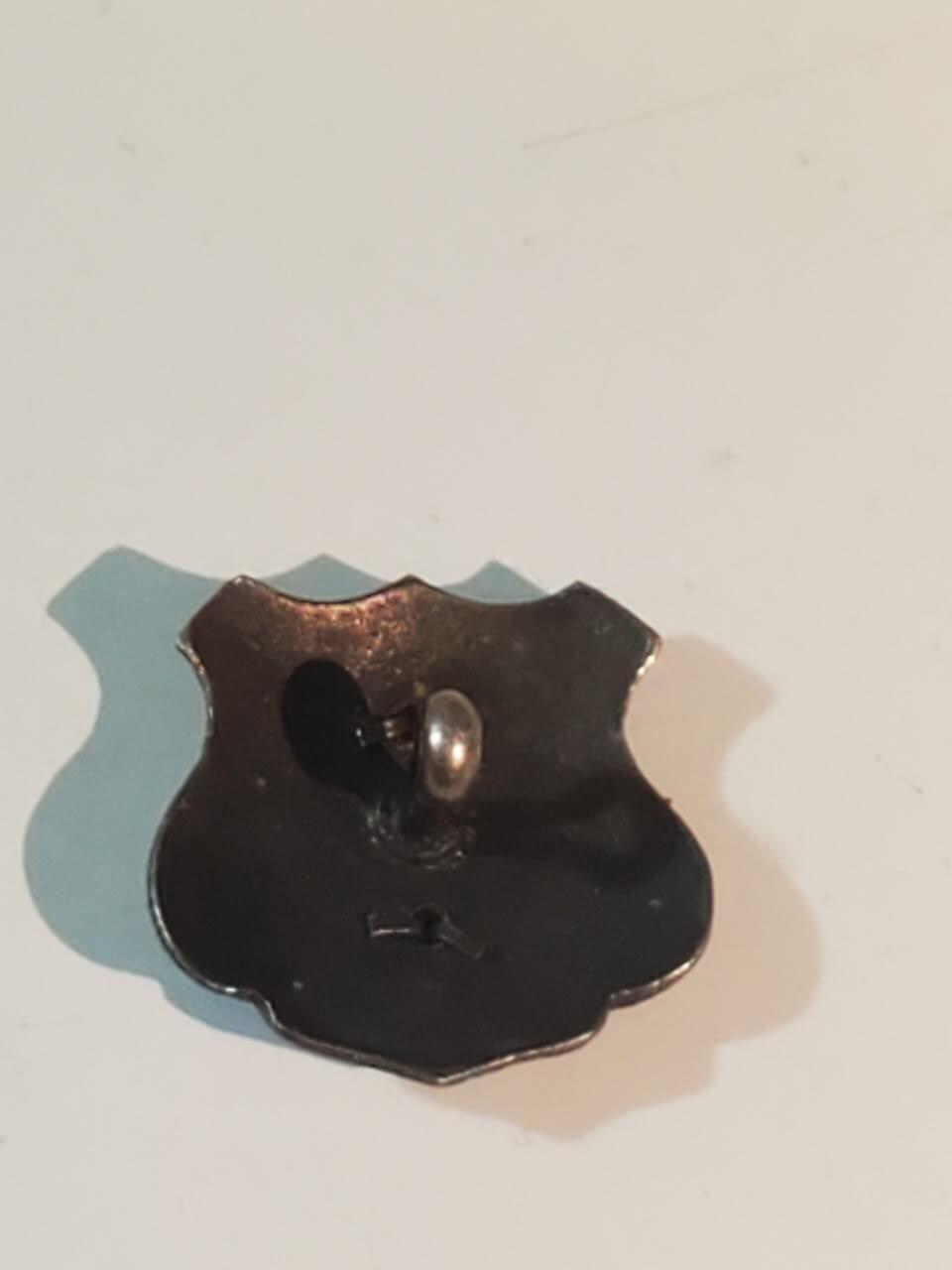 韵星假日军品类拍卖第三十九期暨默多克中校夫妇专场 -- Rimey Holidays Militaria Auction 39 & The Modoks Collection  泰泰王国二战时期拉玛8世银制皇家军队证章 可当袖口使用 银镀金珐琅 表面标志也为银制作 后续不在生产 珐琅镀金无损