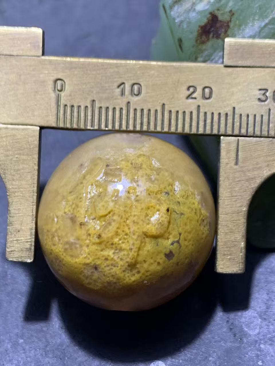 精美亚光冰飘鸡油黄糖心料风化纹战国红玛瑙手工雕刻佛字大圆珠一颗！