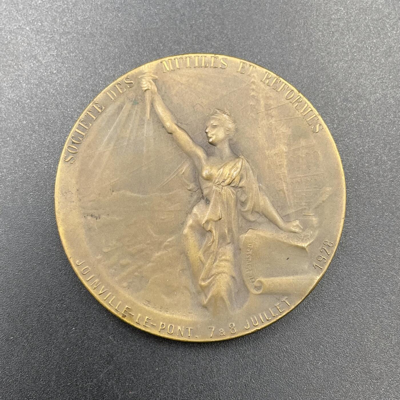 「木头集藏」章牌专场-第67场 法国“小巴黎人”报业纪念铜章，直径：50 mm，61.5 g，边铭：方形厂标 BRONZE，双面设计，原盒正常使用，品相不错。