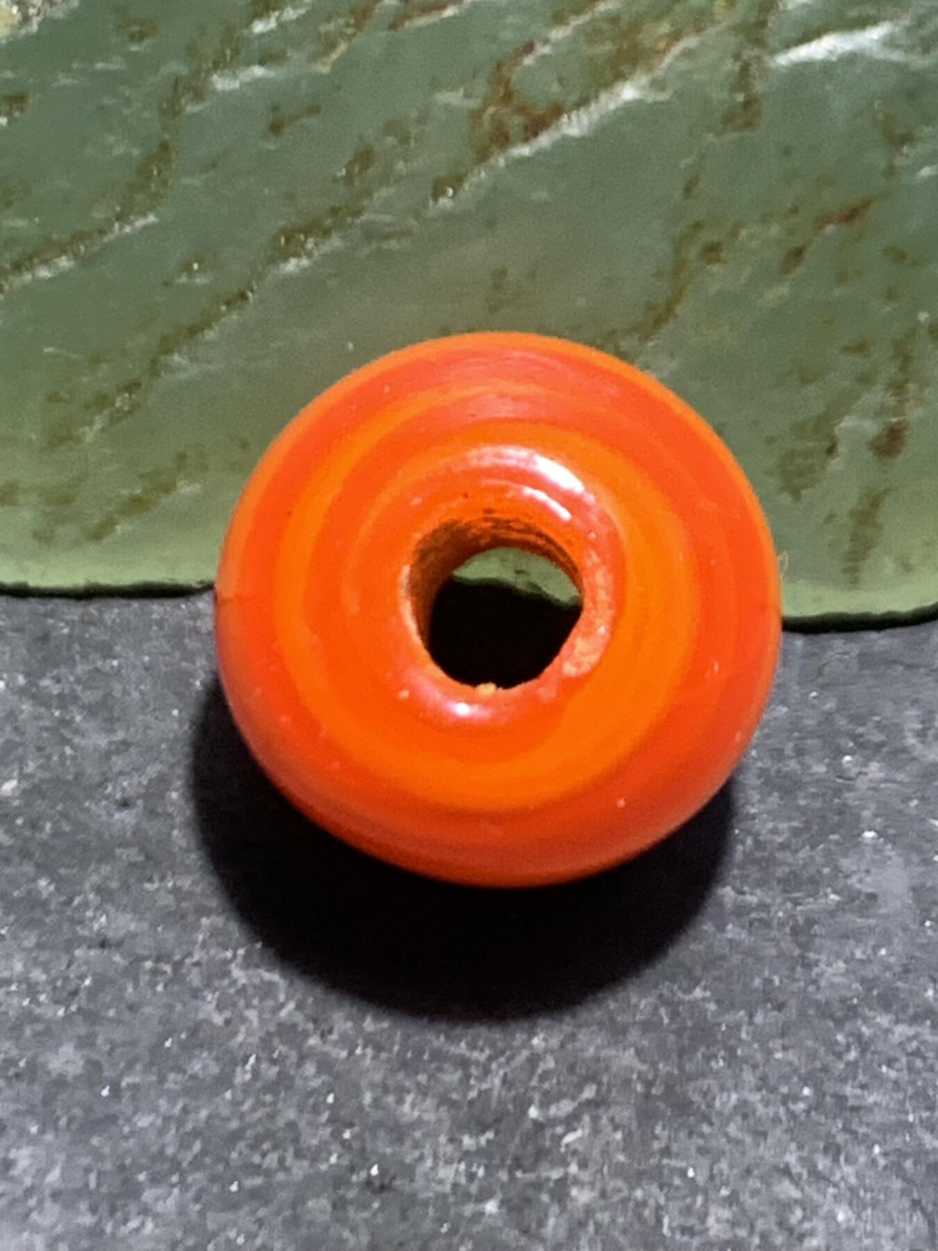 建国前后库存双色搅胎琉璃苹果珠一颗，