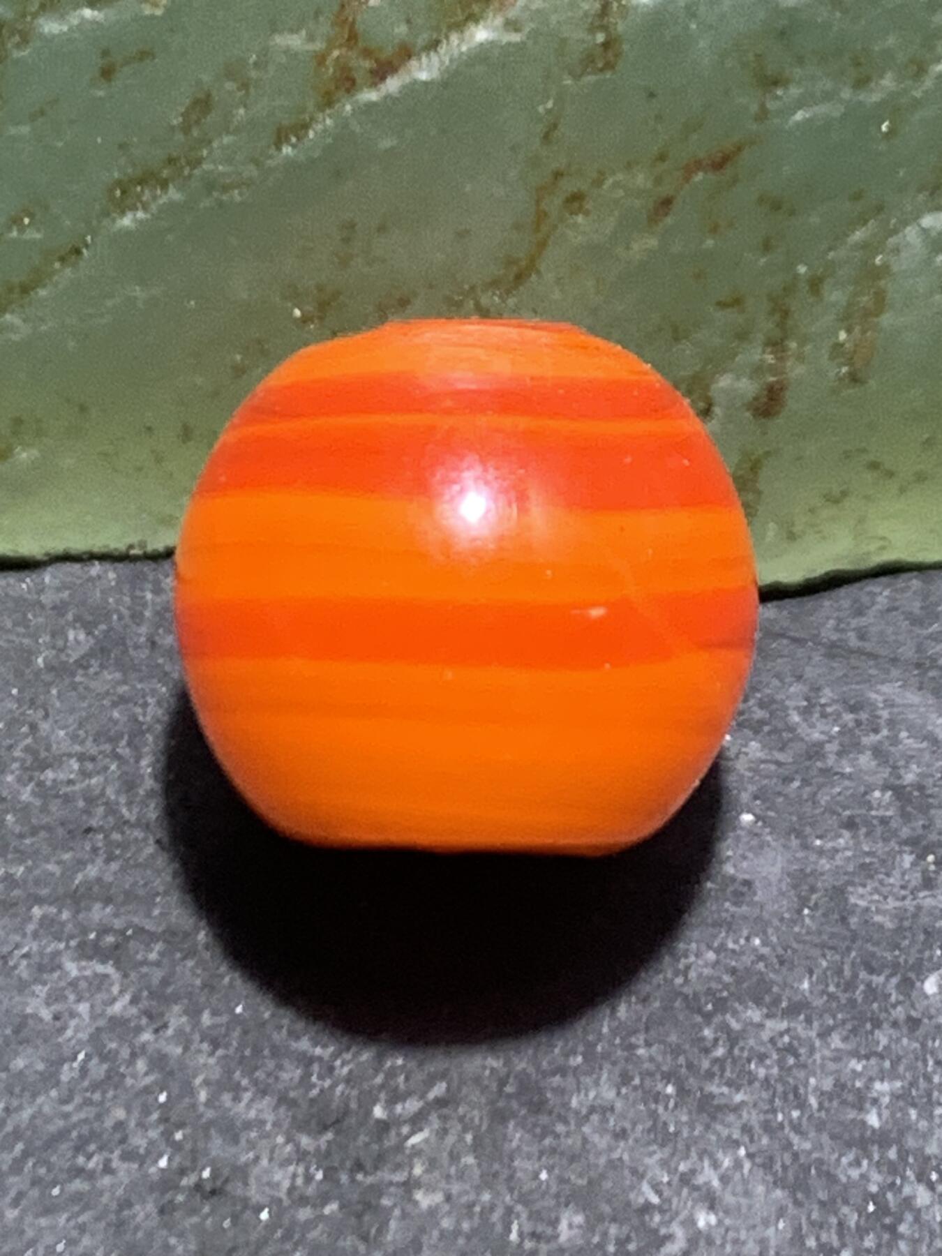 建国前后库存双色搅胎琉璃苹果珠一颗，