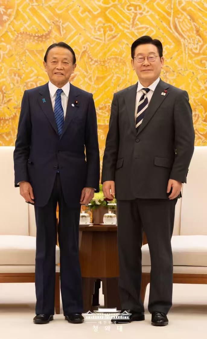 0元起拍勋章 第330期 咸鱼国勋章拍卖专场 2月1日（周日）下午6：00开始 韩军皮褂与国旗章