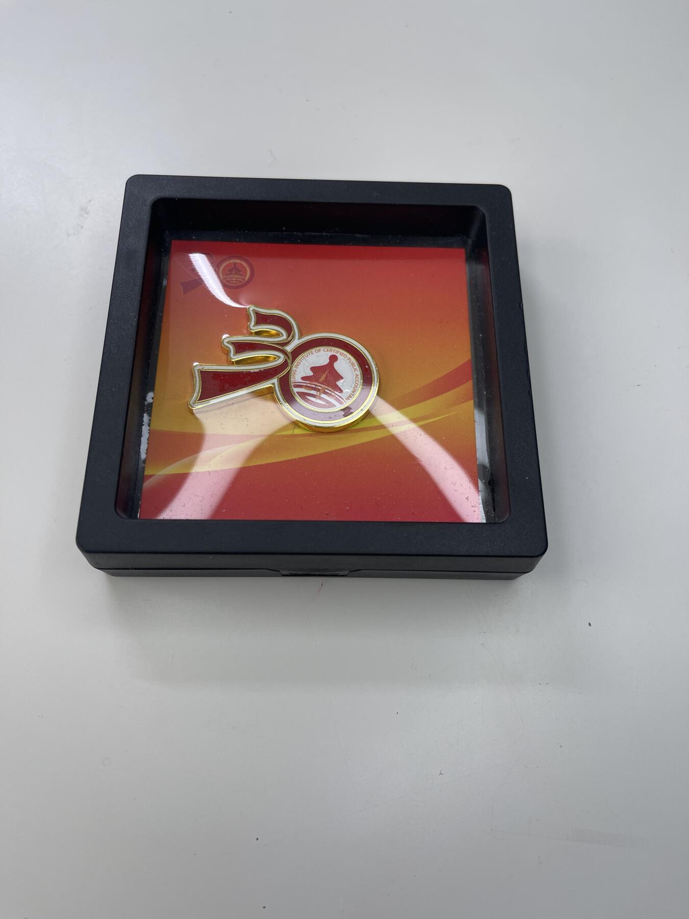 新时代收藏徽章红藏拍卖(第三十场)  徽章纸品证书杂项 北京市注册会计协会30周年纪念章 品相保存很好