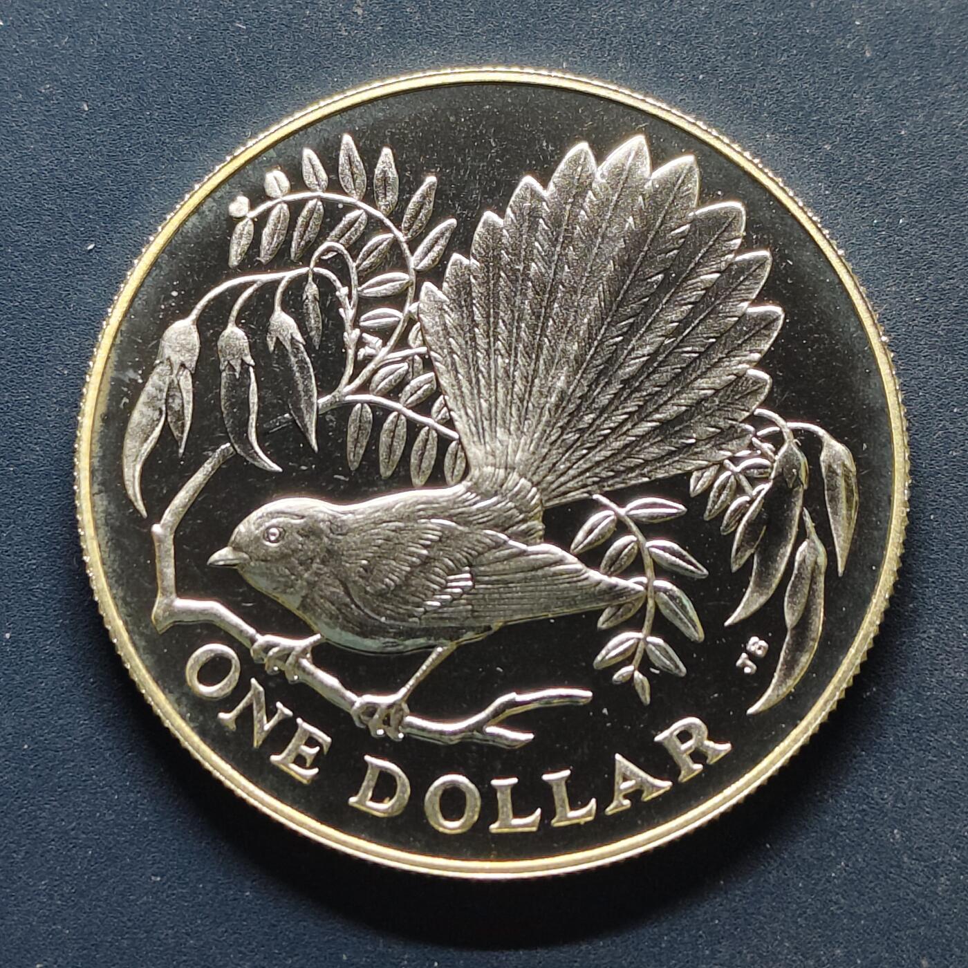 【全场包邮】纯粹捡漏拍499场-持续更新中 新西兰1980年1元本地鸟类系列扇尾鹟精制纪念银币【38.8毫米27.22克92.5%，纯银价约705元（按28元银价估算）】